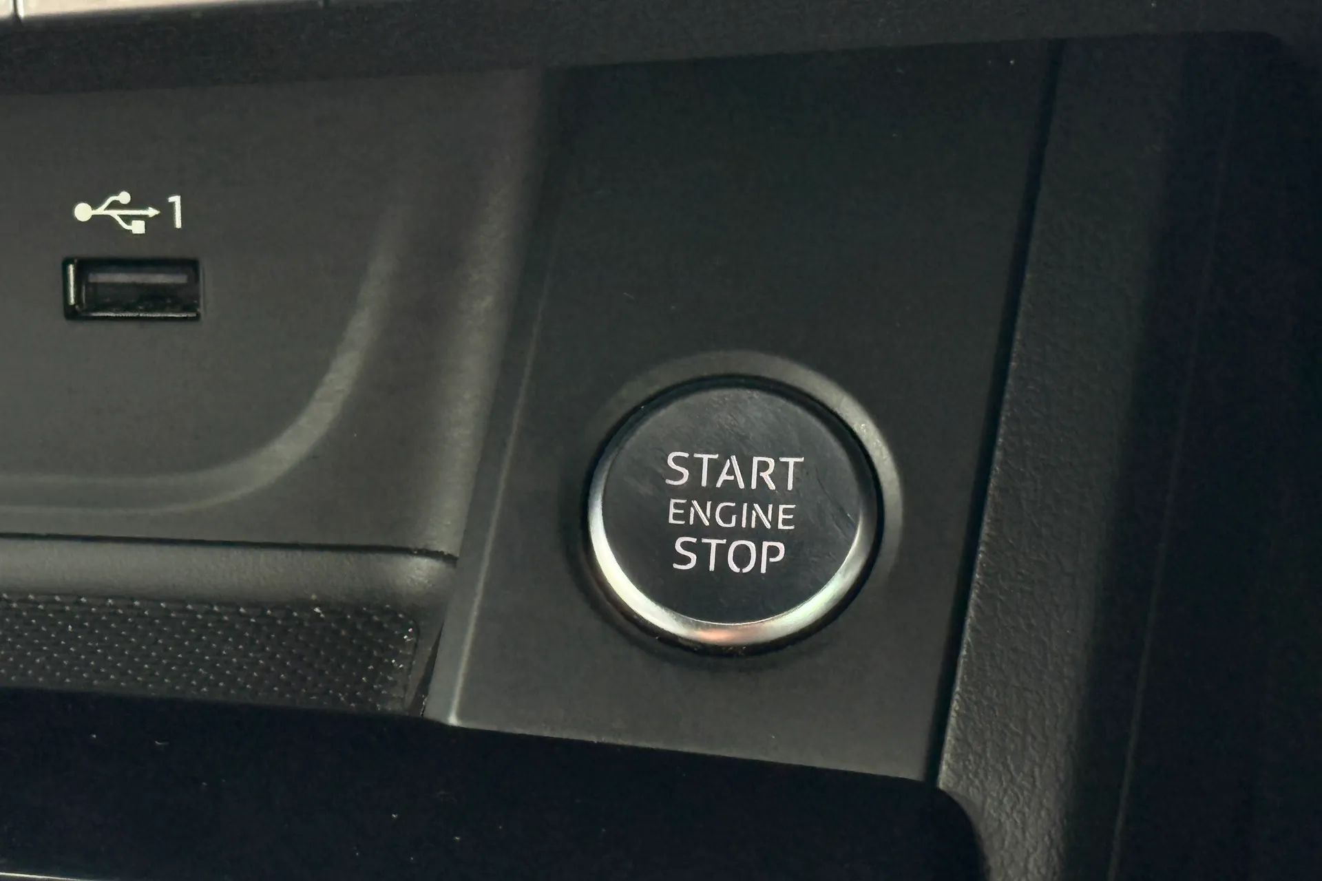 Audi A4 thumbnail image number 25