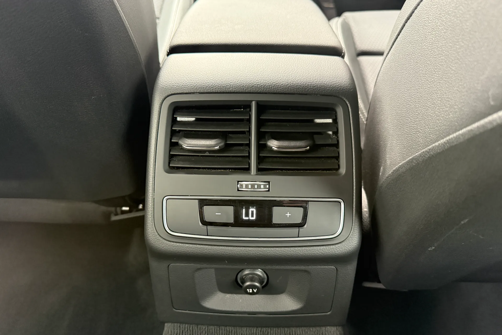 Audi A4 thumbnail image number 39