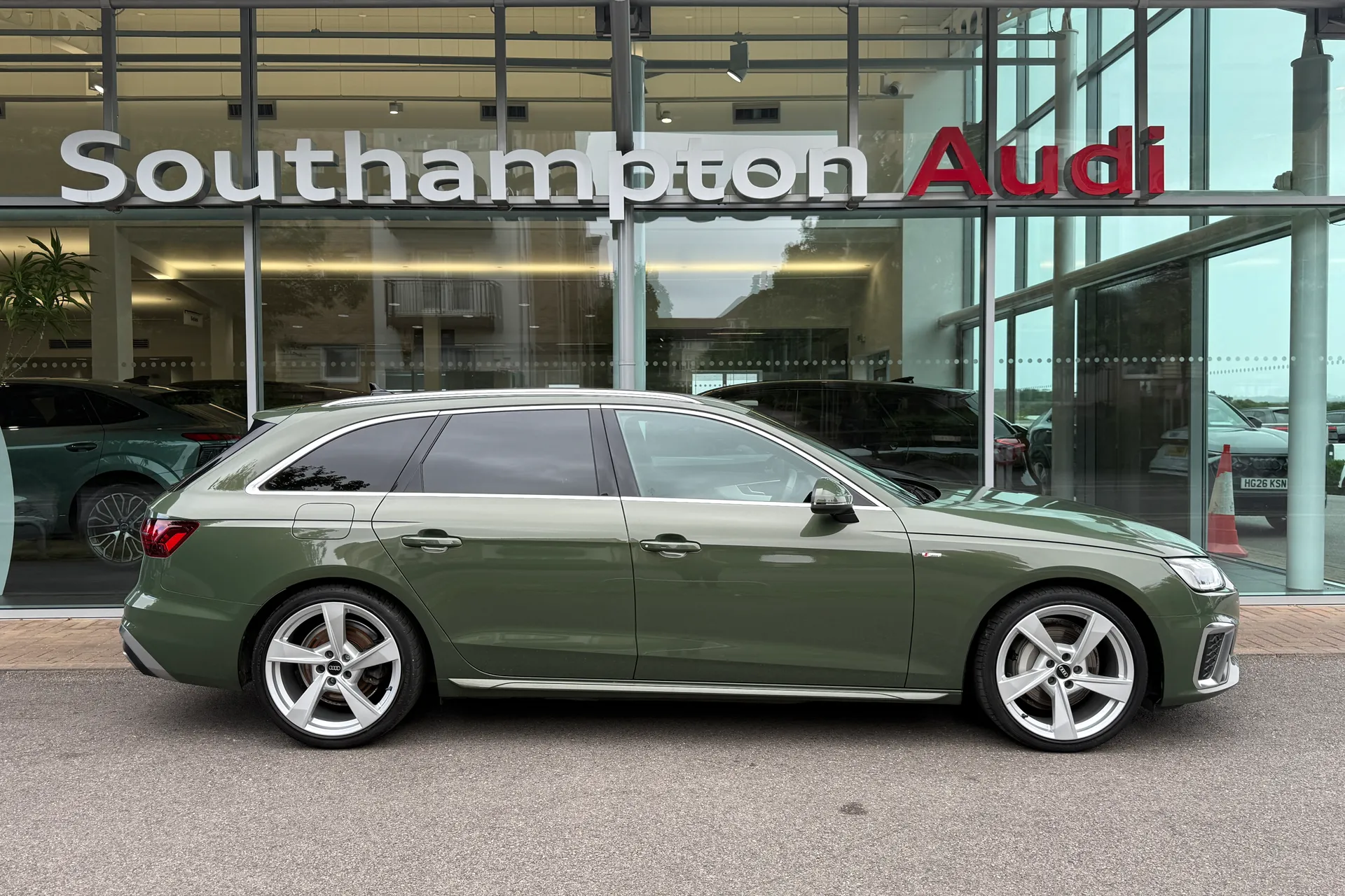 Audi A4 thumbnail image number 2