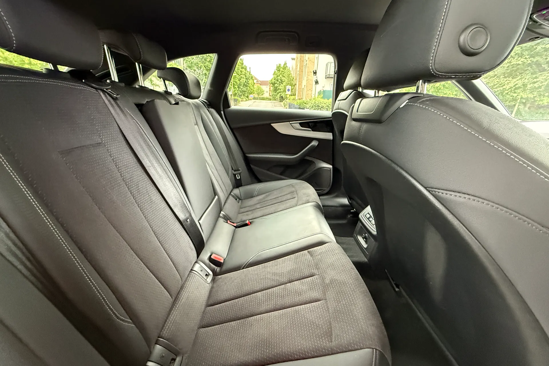 Audi A4 thumbnail image number 38