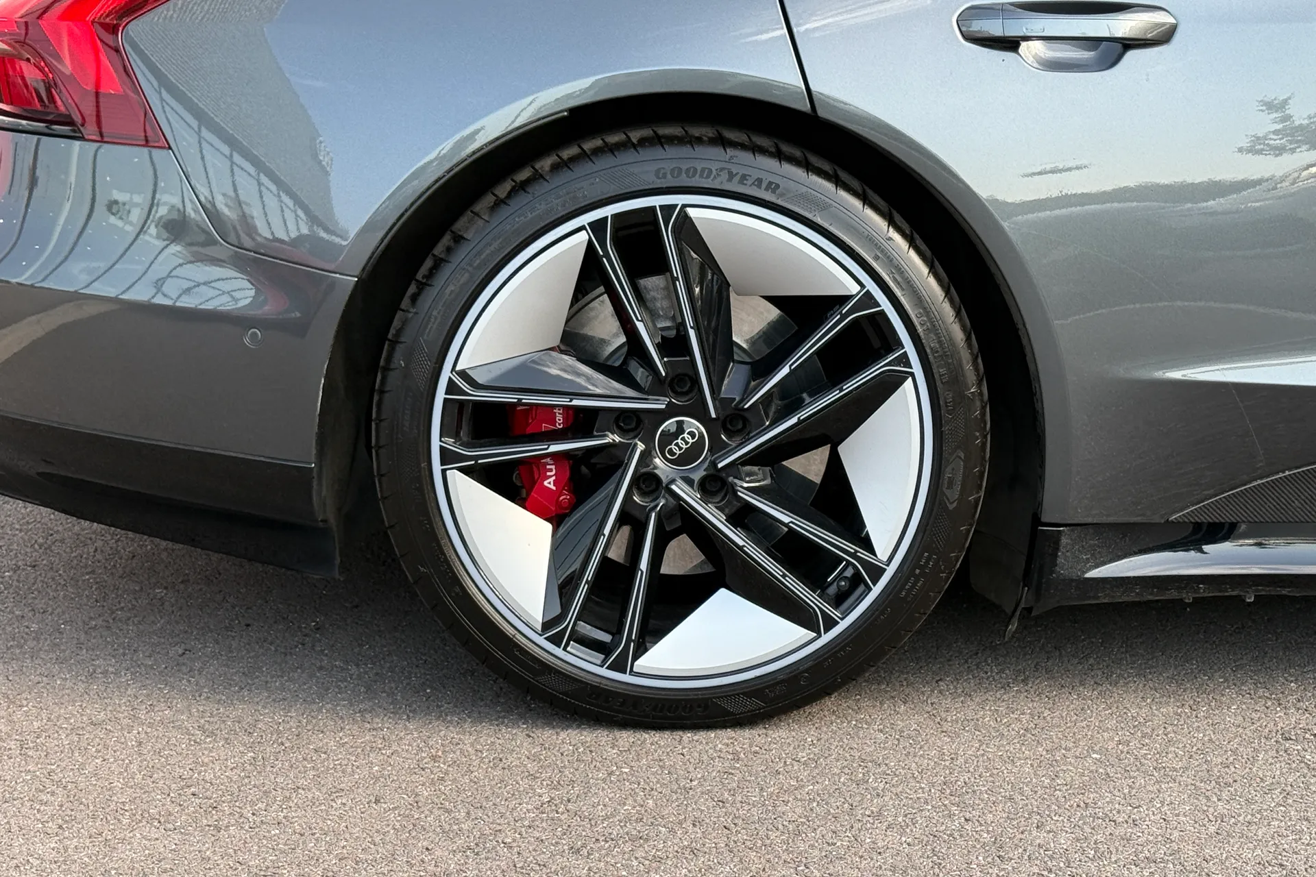 Audi RS e-tron GT thumbnail image number 29