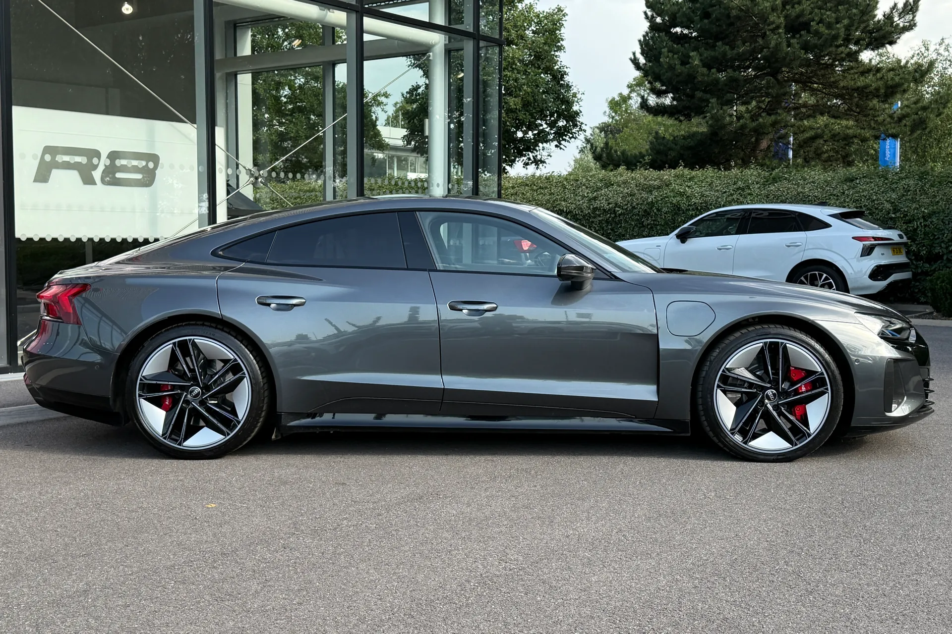 Audi RS e-tron GT thumbnail image number 2