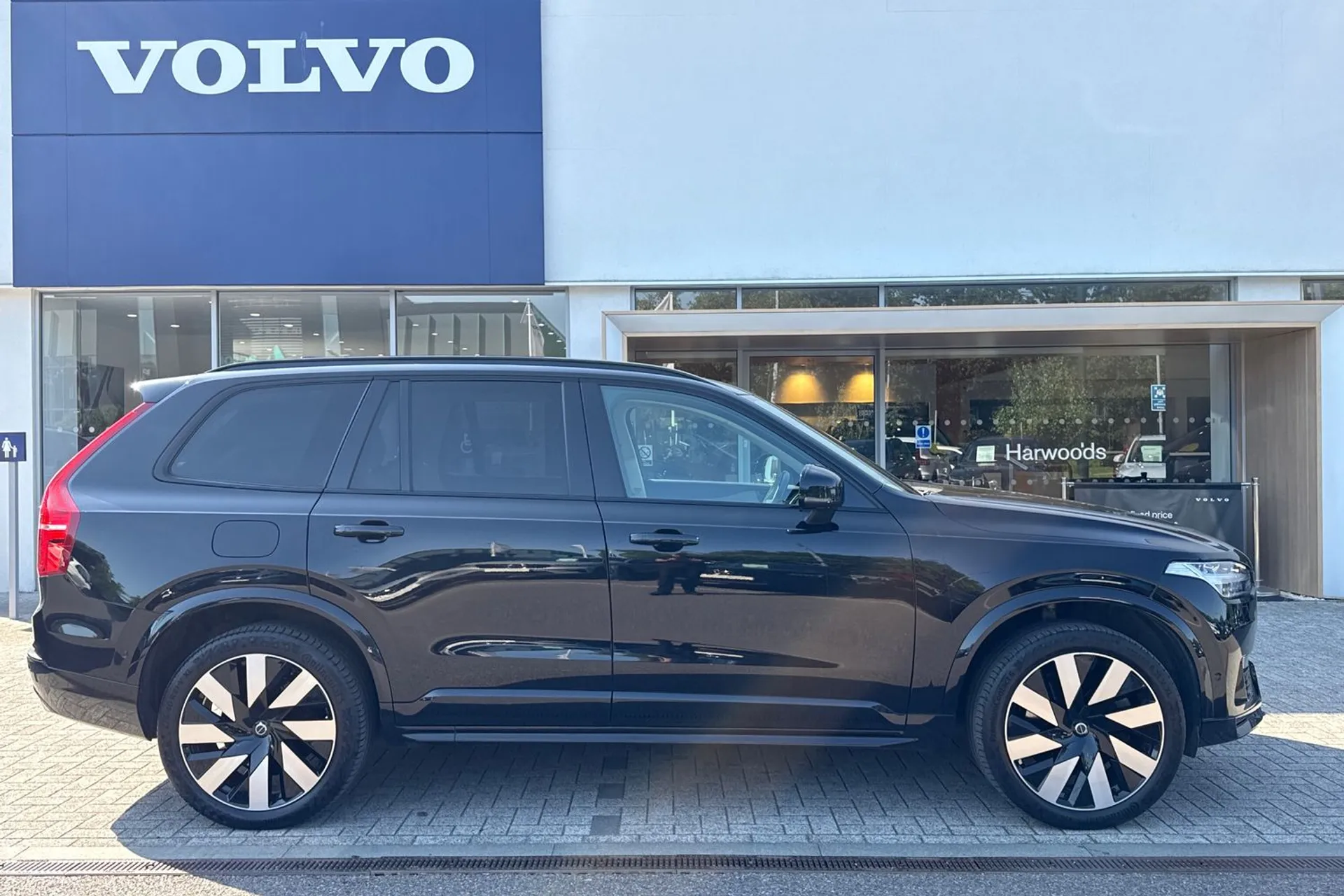 Volvo XC90 thumbnail image number 2