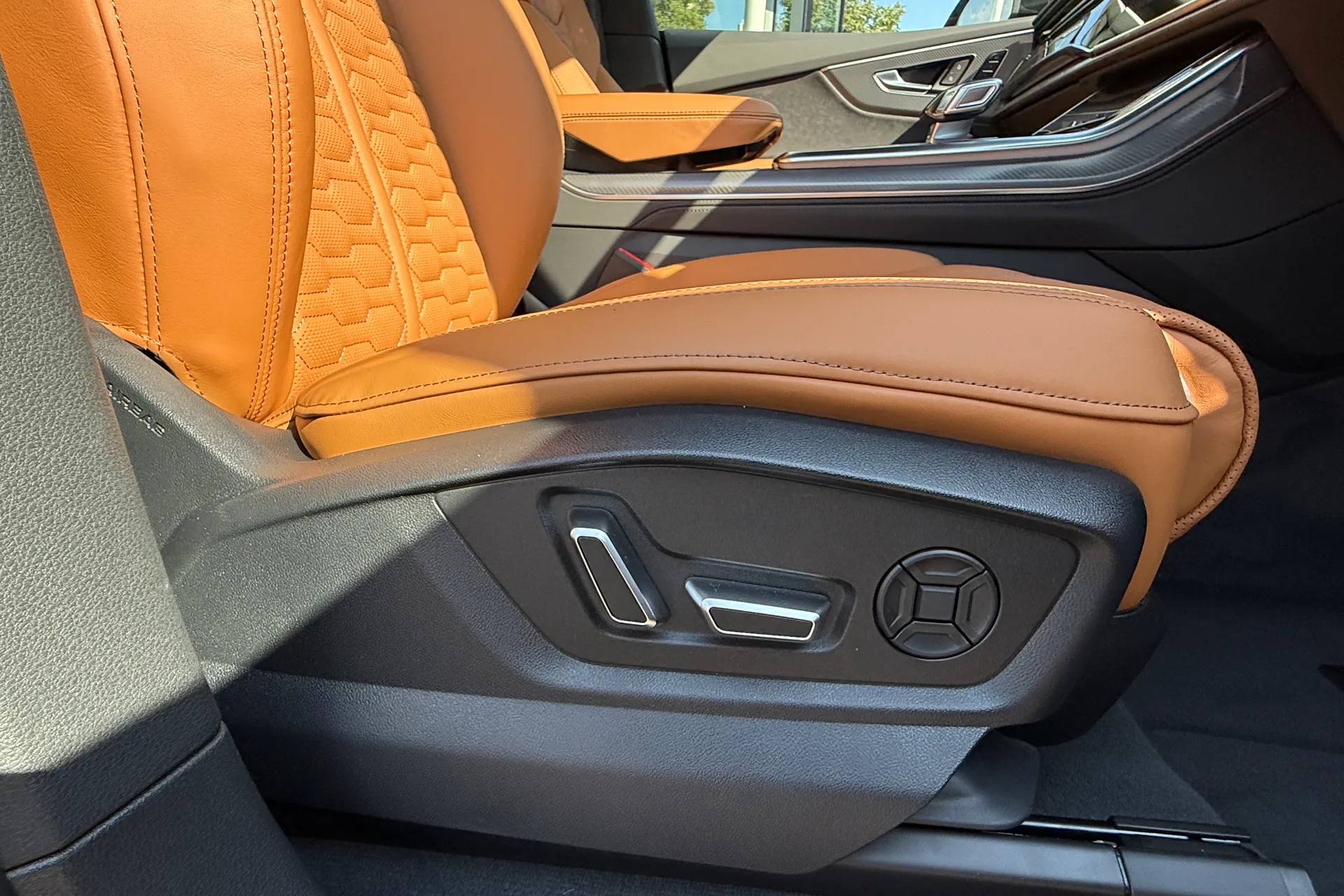 Audi RS Q8 thumbnail image number 35