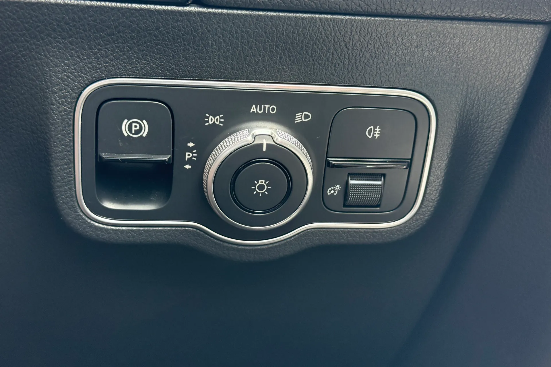 MERCEDES-BENZ GLA thumbnail image number 21