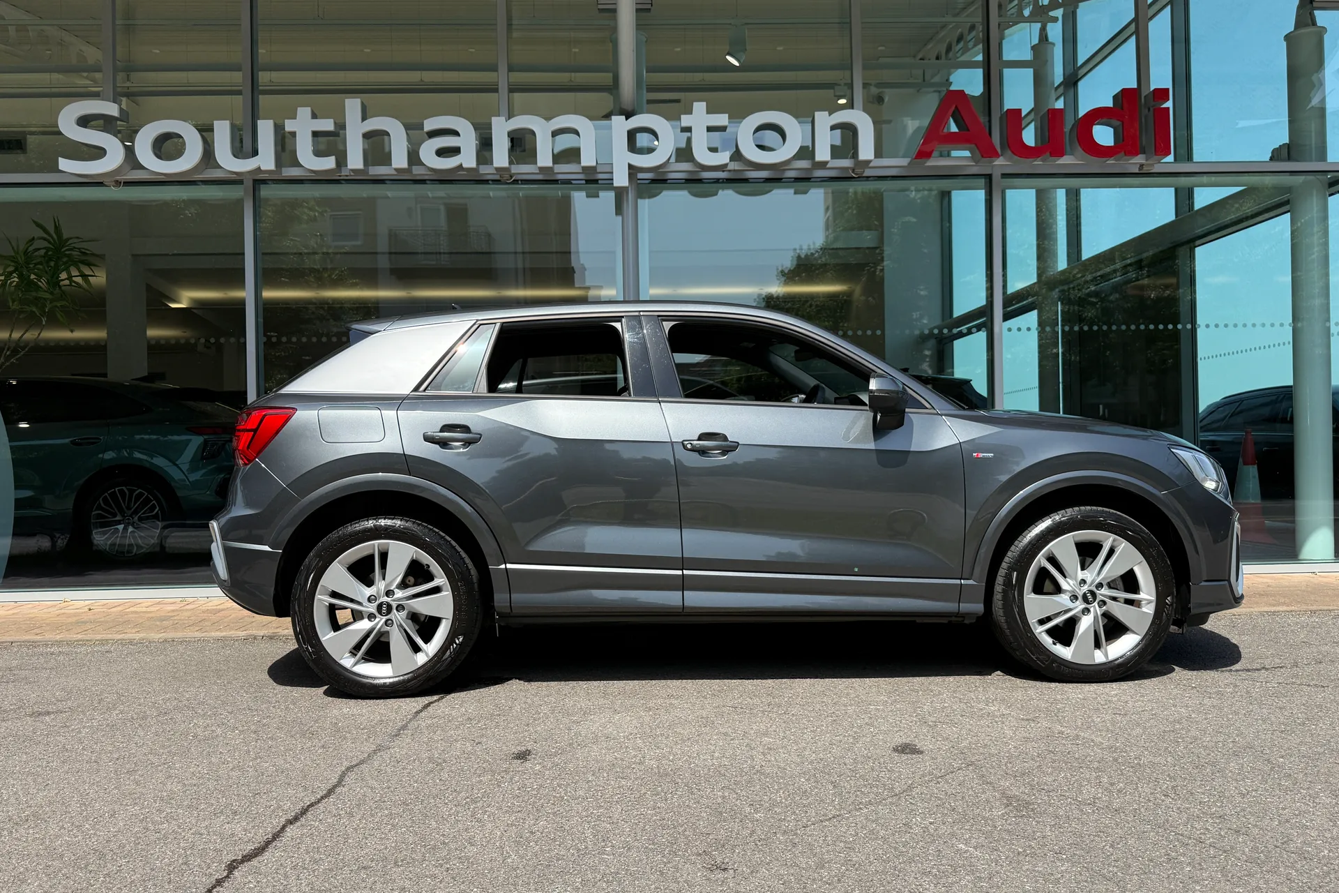 Audi Q2 thumbnail image number 2