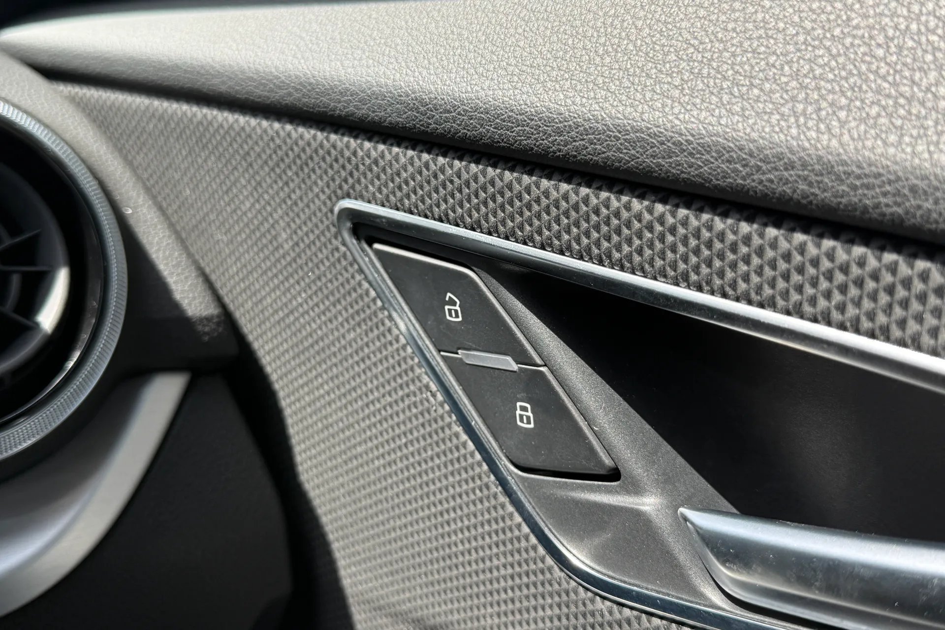 Audi Q2 thumbnail image number 21