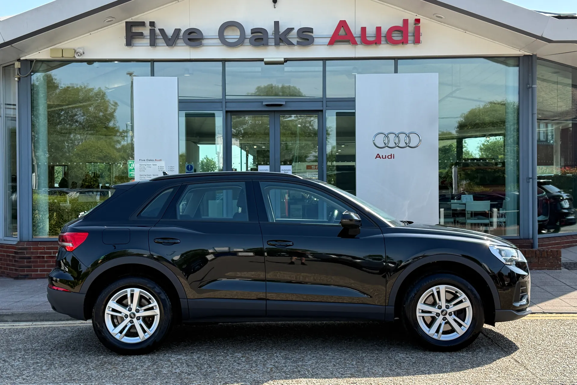Audi Q3 thumbnail image number 2