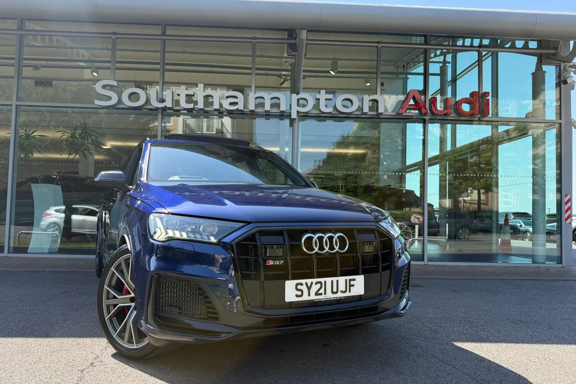 Audi Q7 focused image