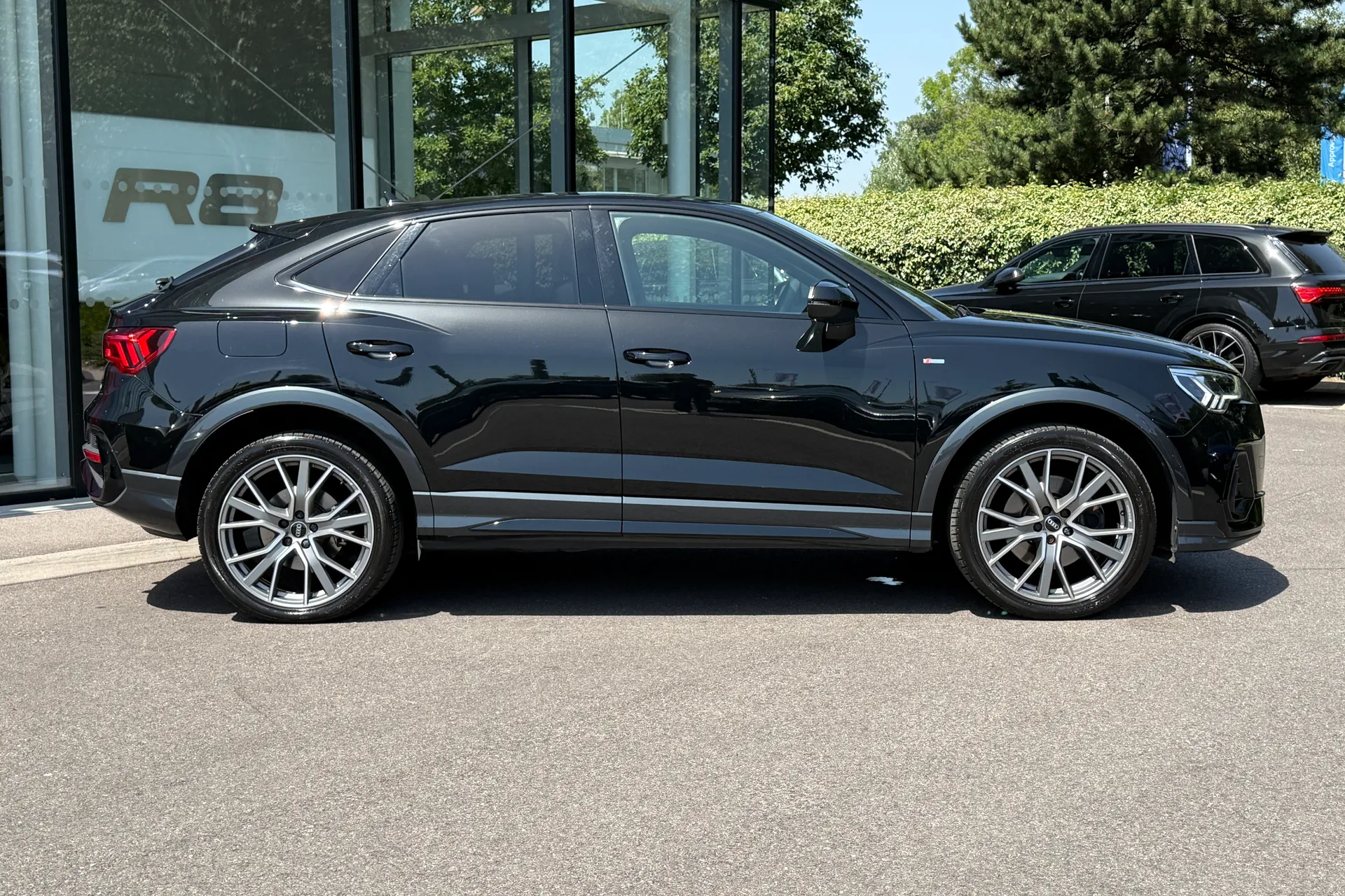 Audi Q3 thumbnail image number 2