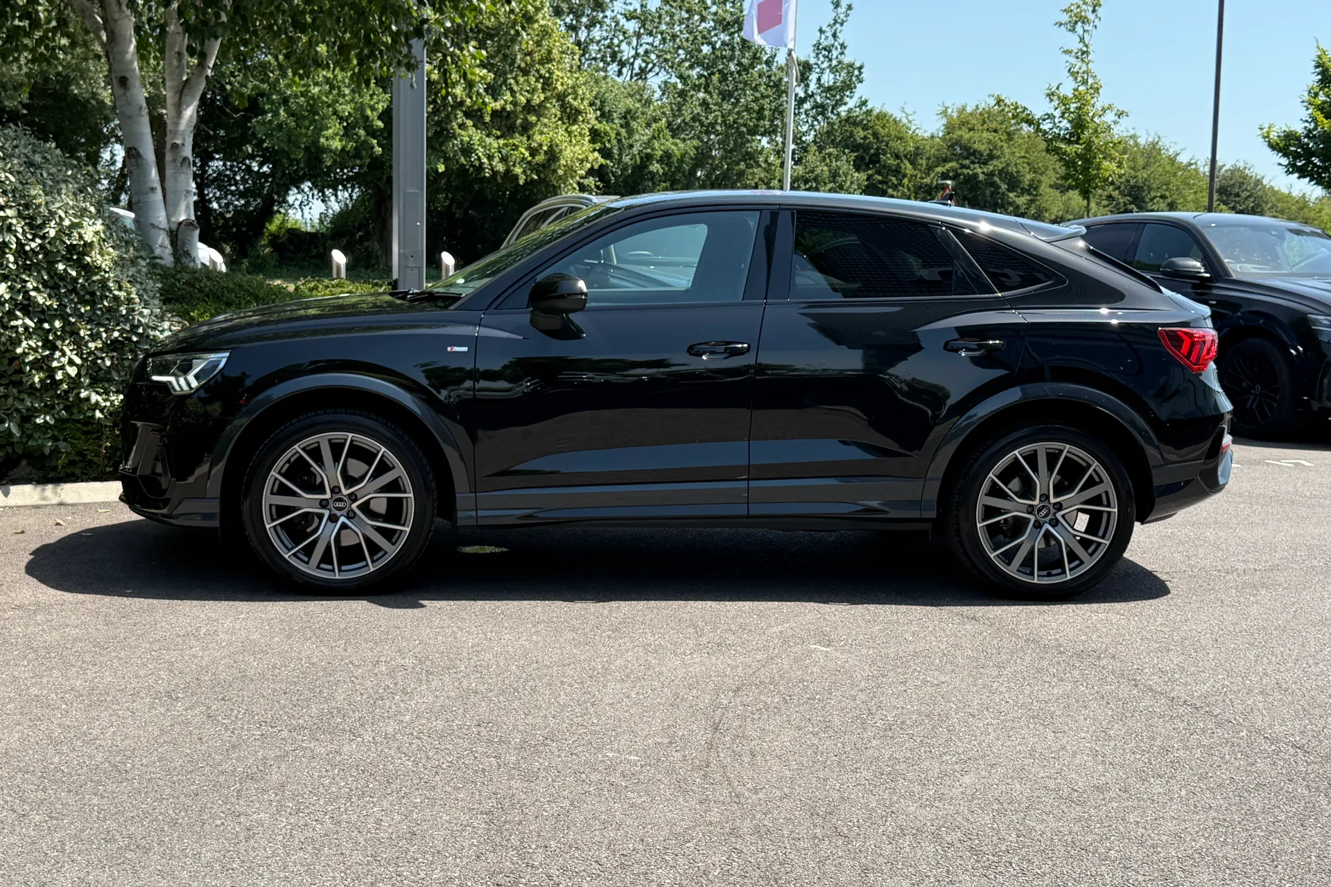 Audi Q3 thumbnail image number 25
