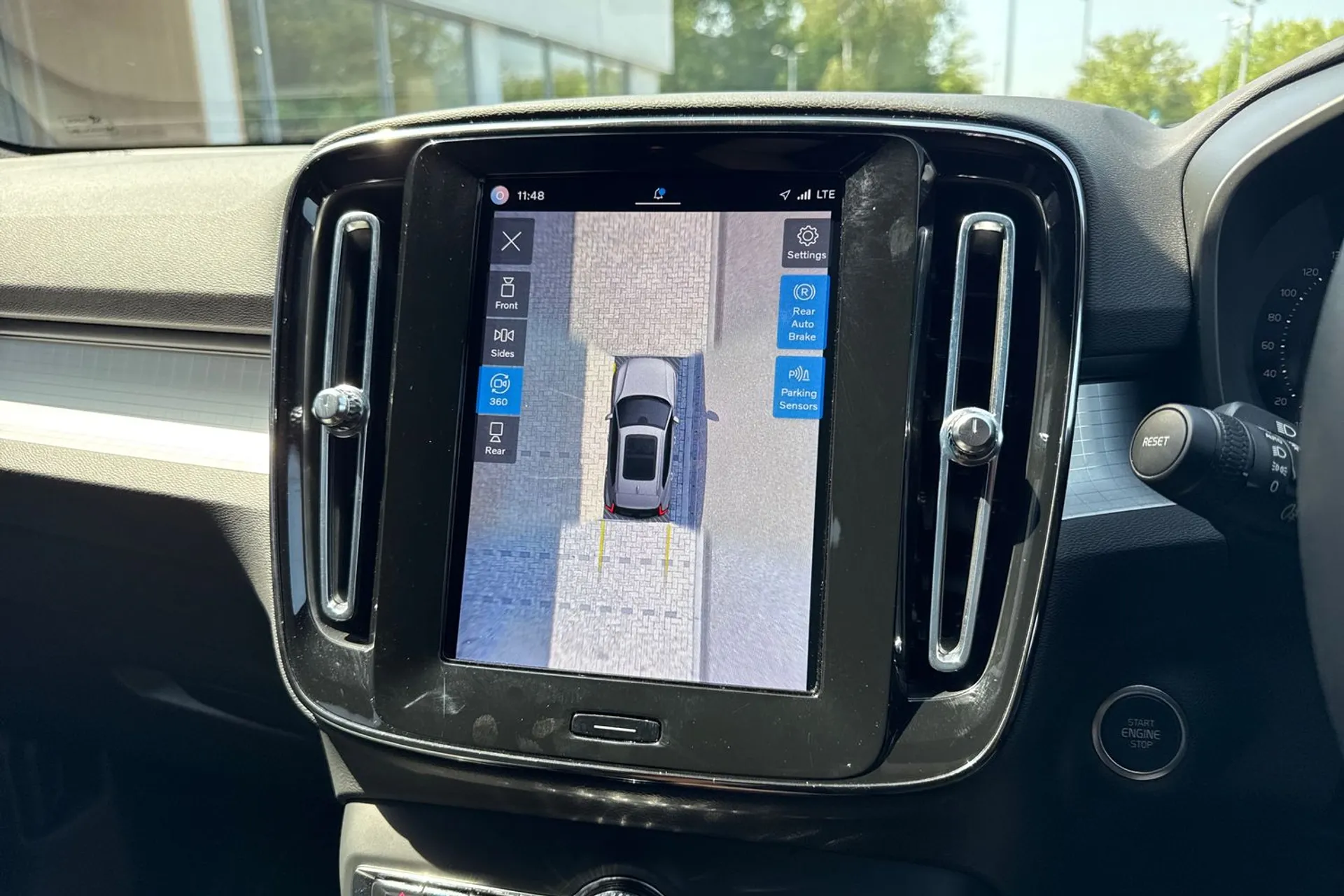 Volvo XC40 thumbnail image number 4