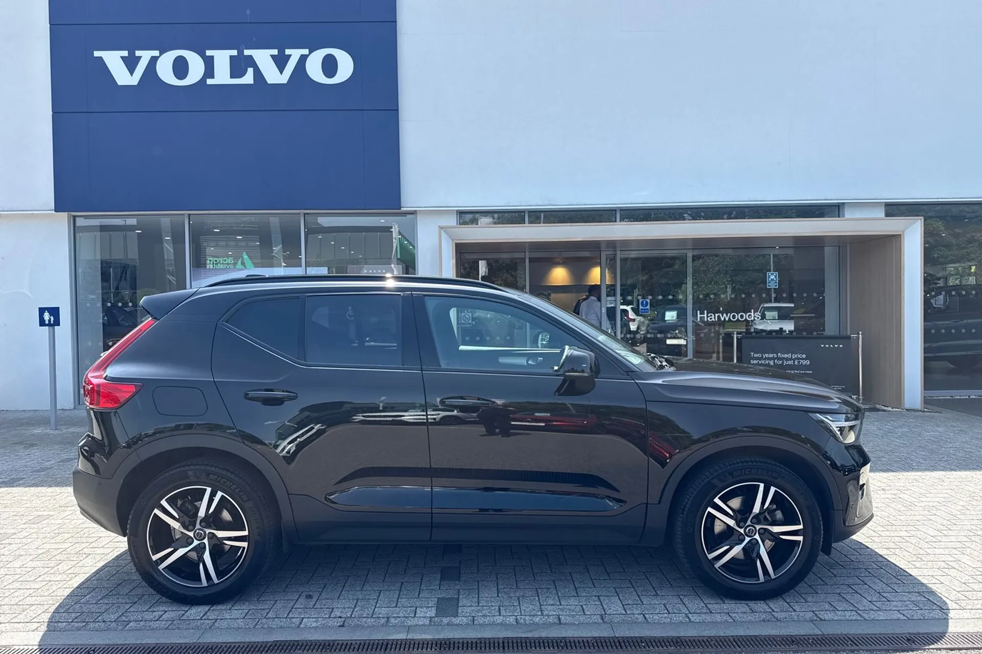 Volvo XC40 thumbnail image number 2