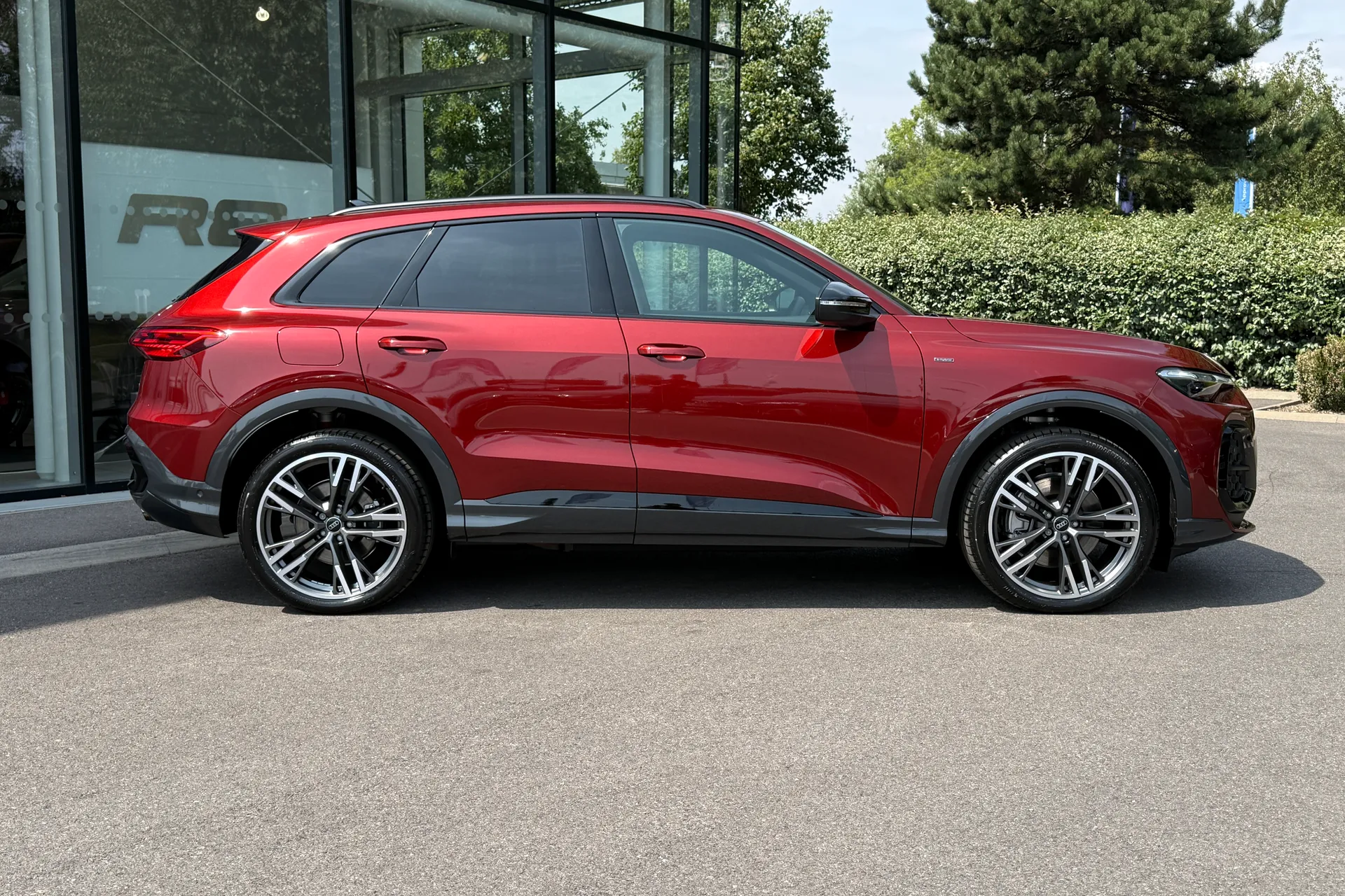 Audi Q5 thumbnail image number 2