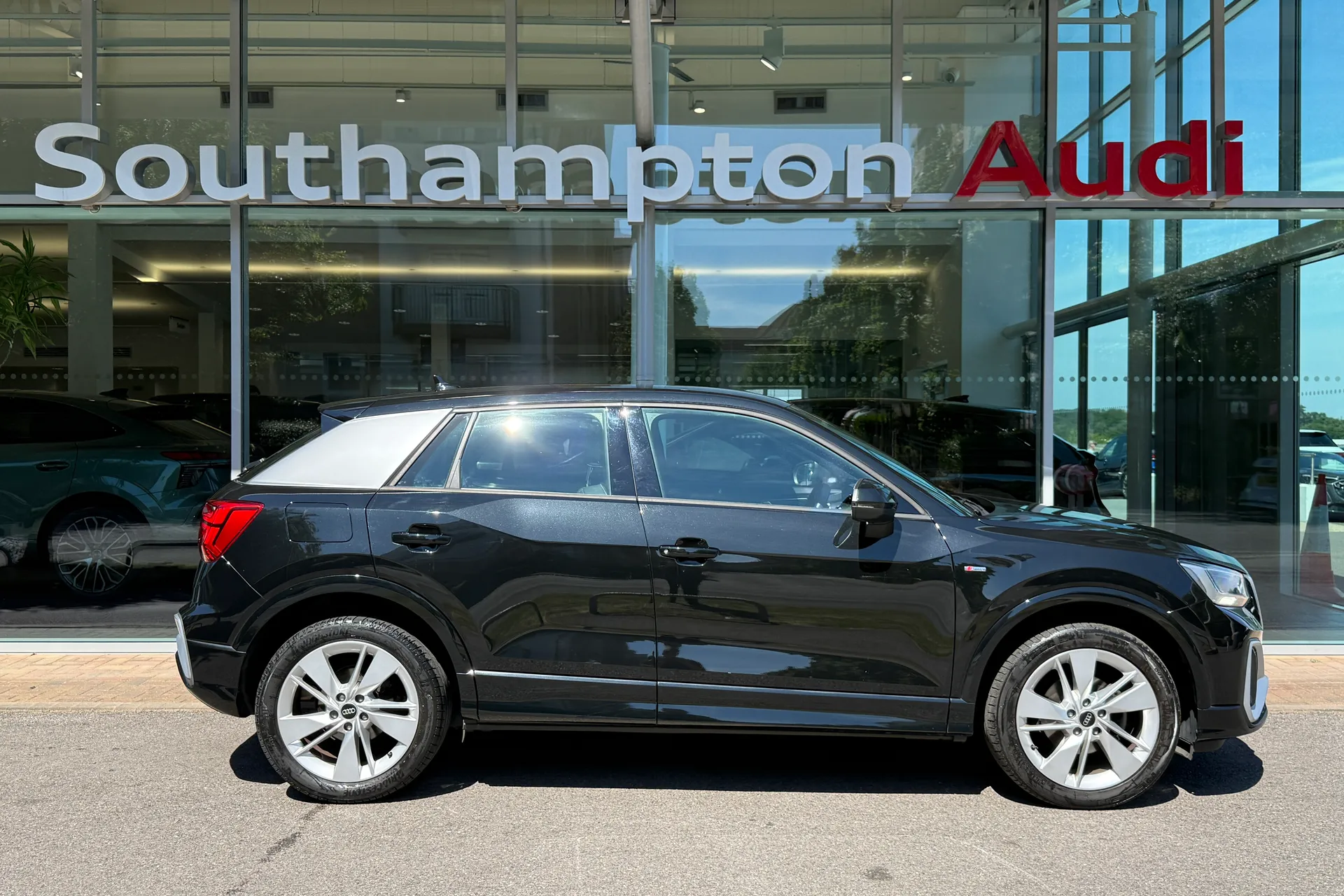 Audi Q2 thumbnail image number 2