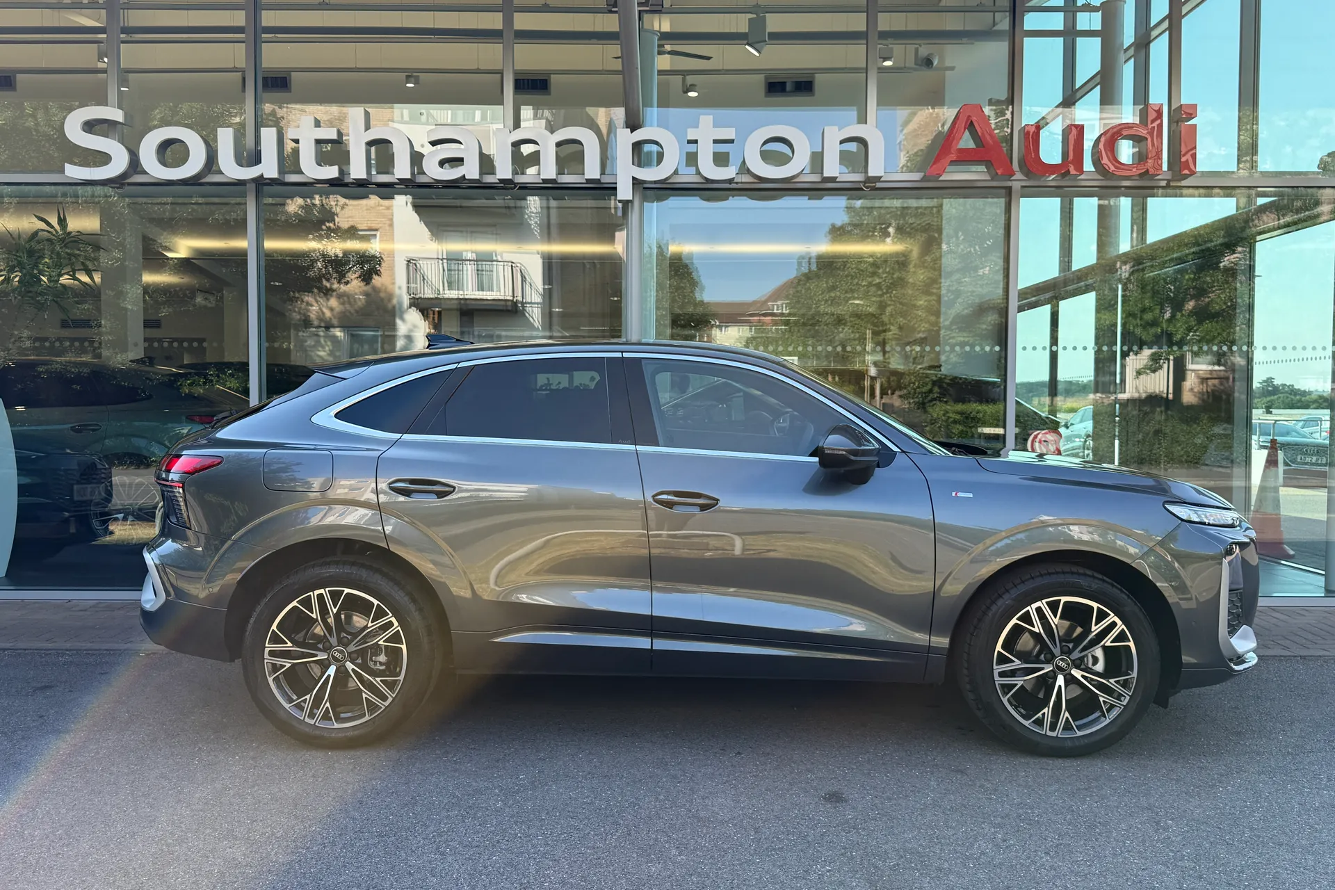 Audi Q3 thumbnail image number 2