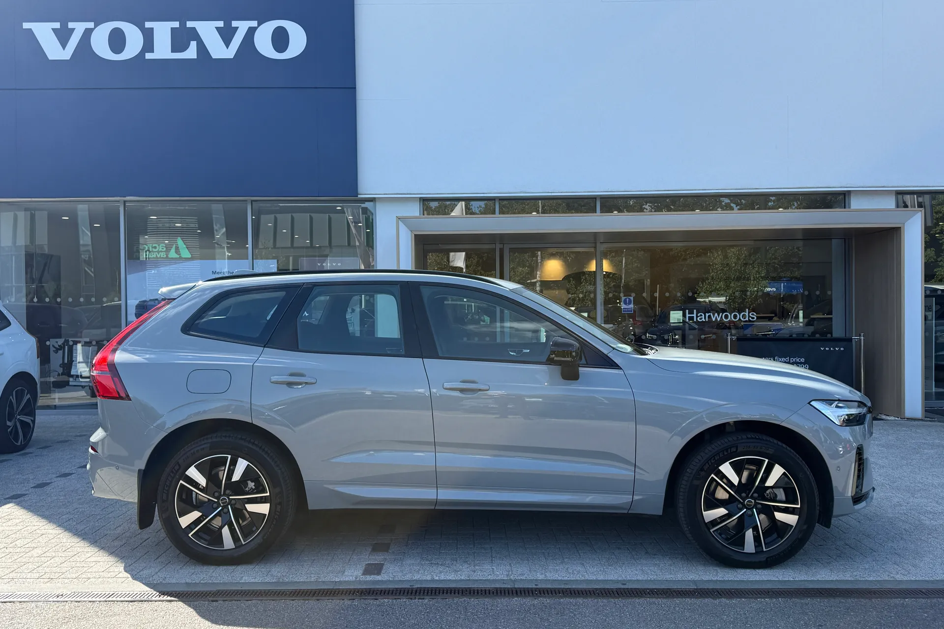 Volvo XC60 thumbnail image number 2