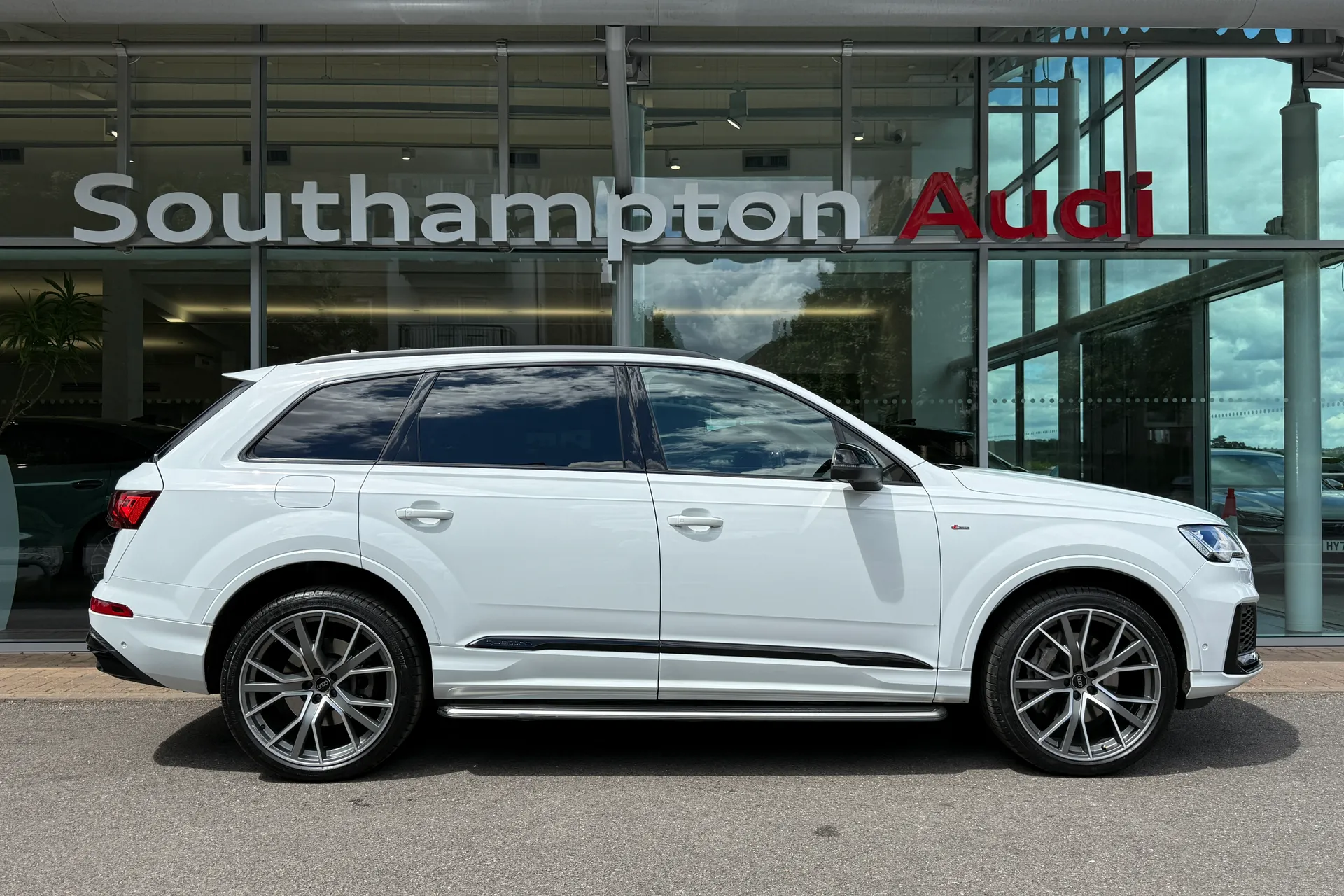 Audi Q7 thumbnail image number 2