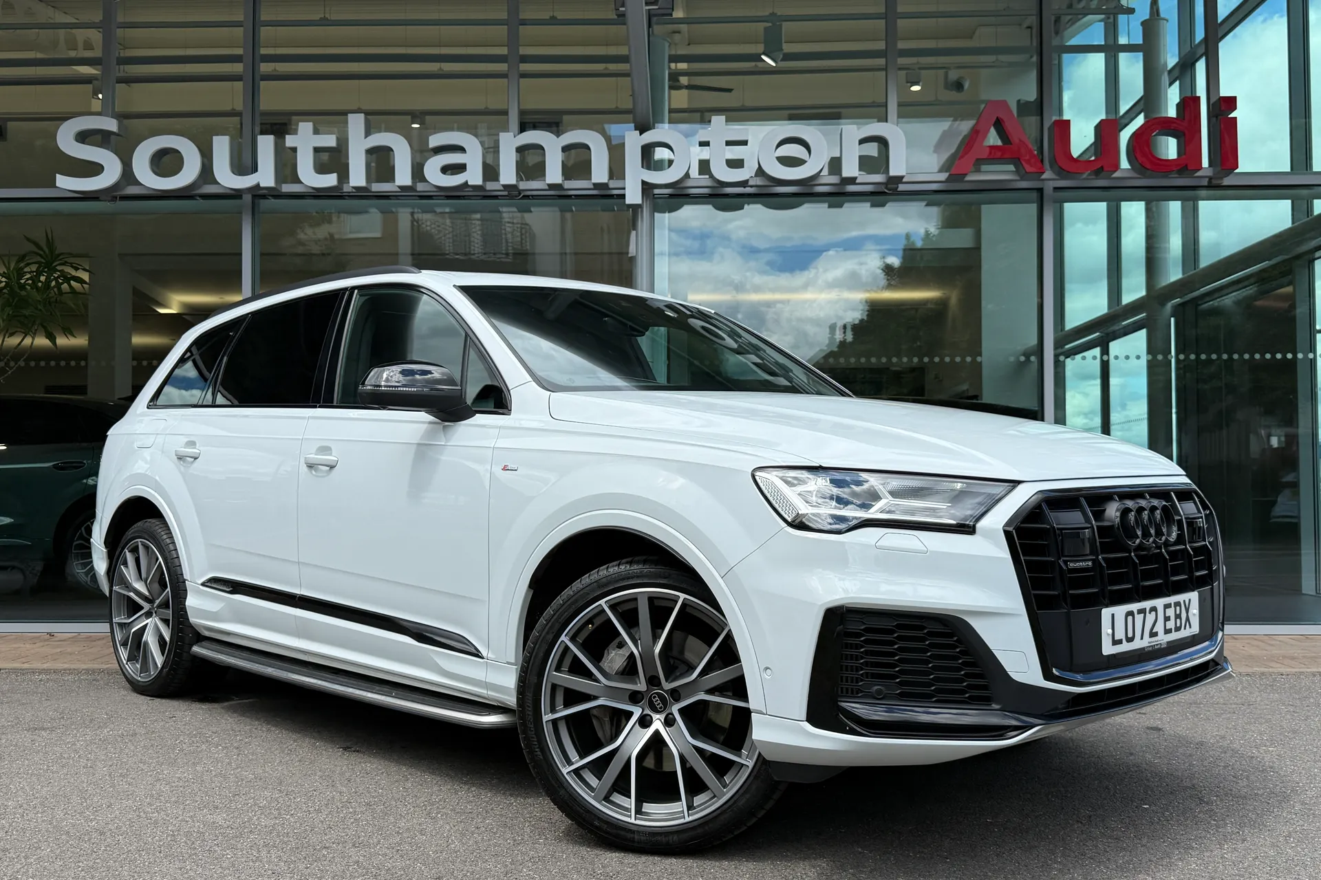 Audi Q7 focused image
