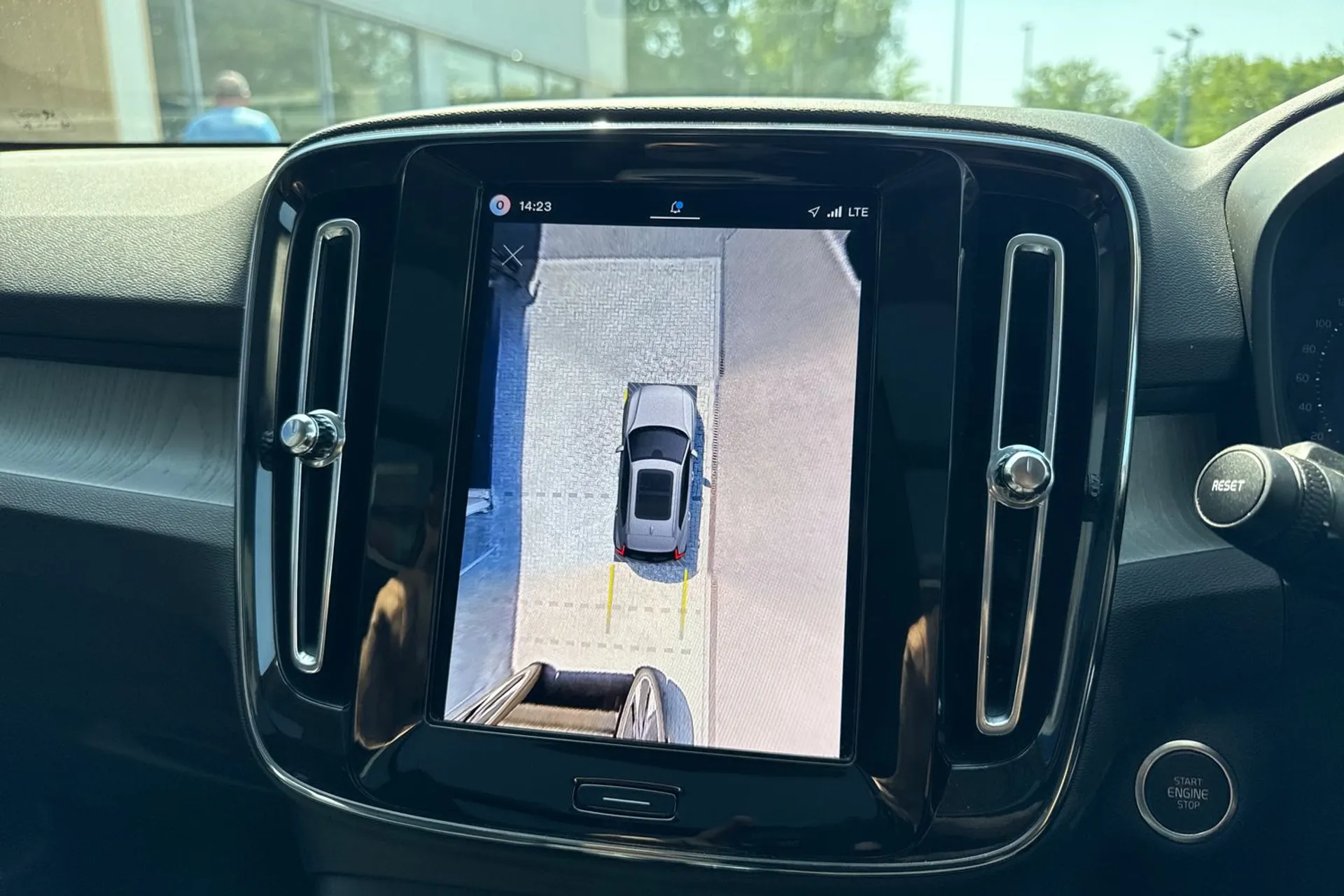 Volvo XC40 thumbnail image number 4