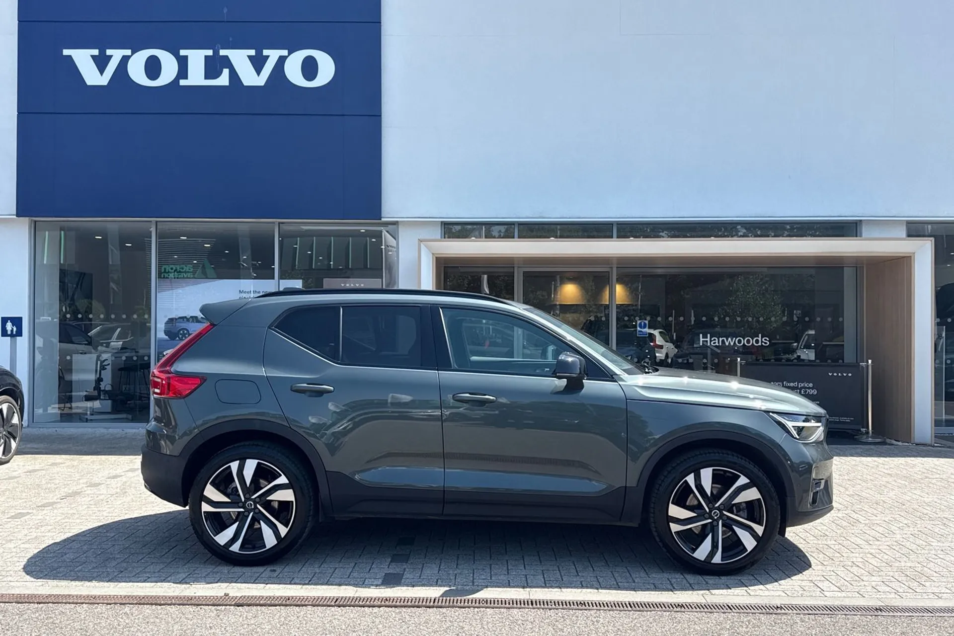 Volvo XC40 thumbnail image number 2
