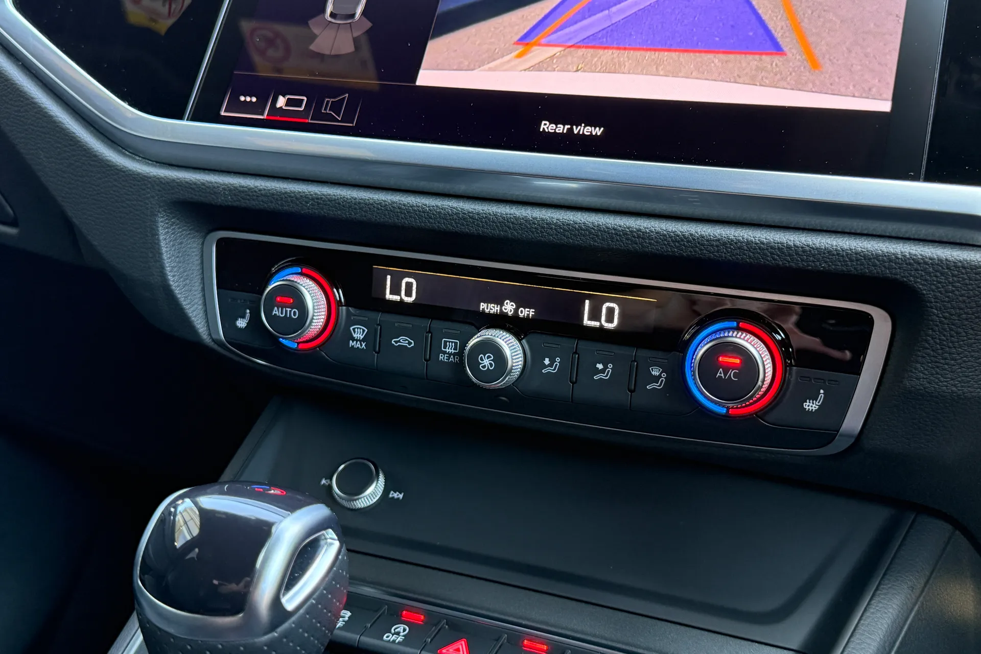 Audi Q3 thumbnail image number 24