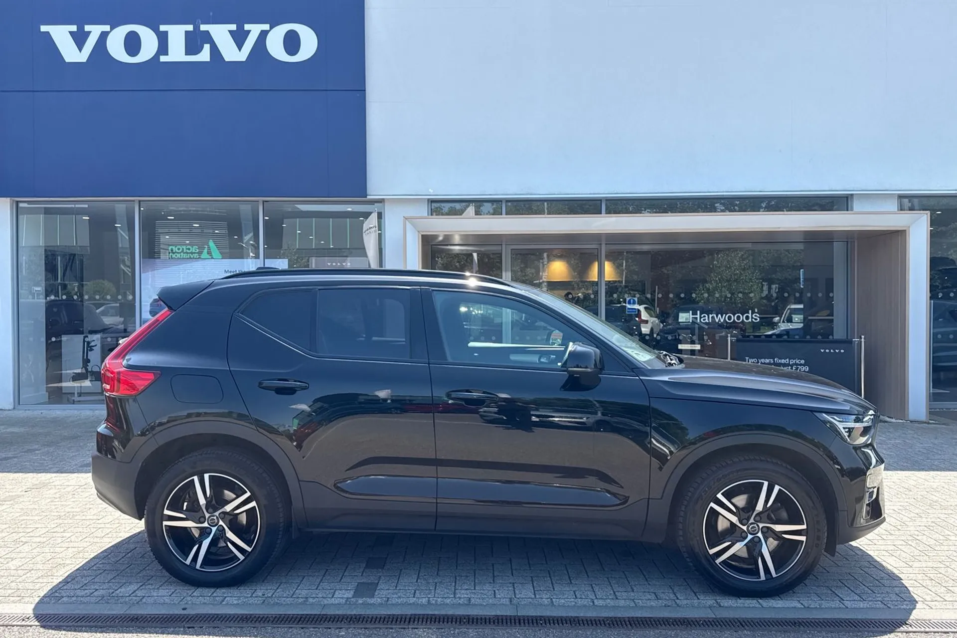 Volvo XC40 thumbnail image number 2
