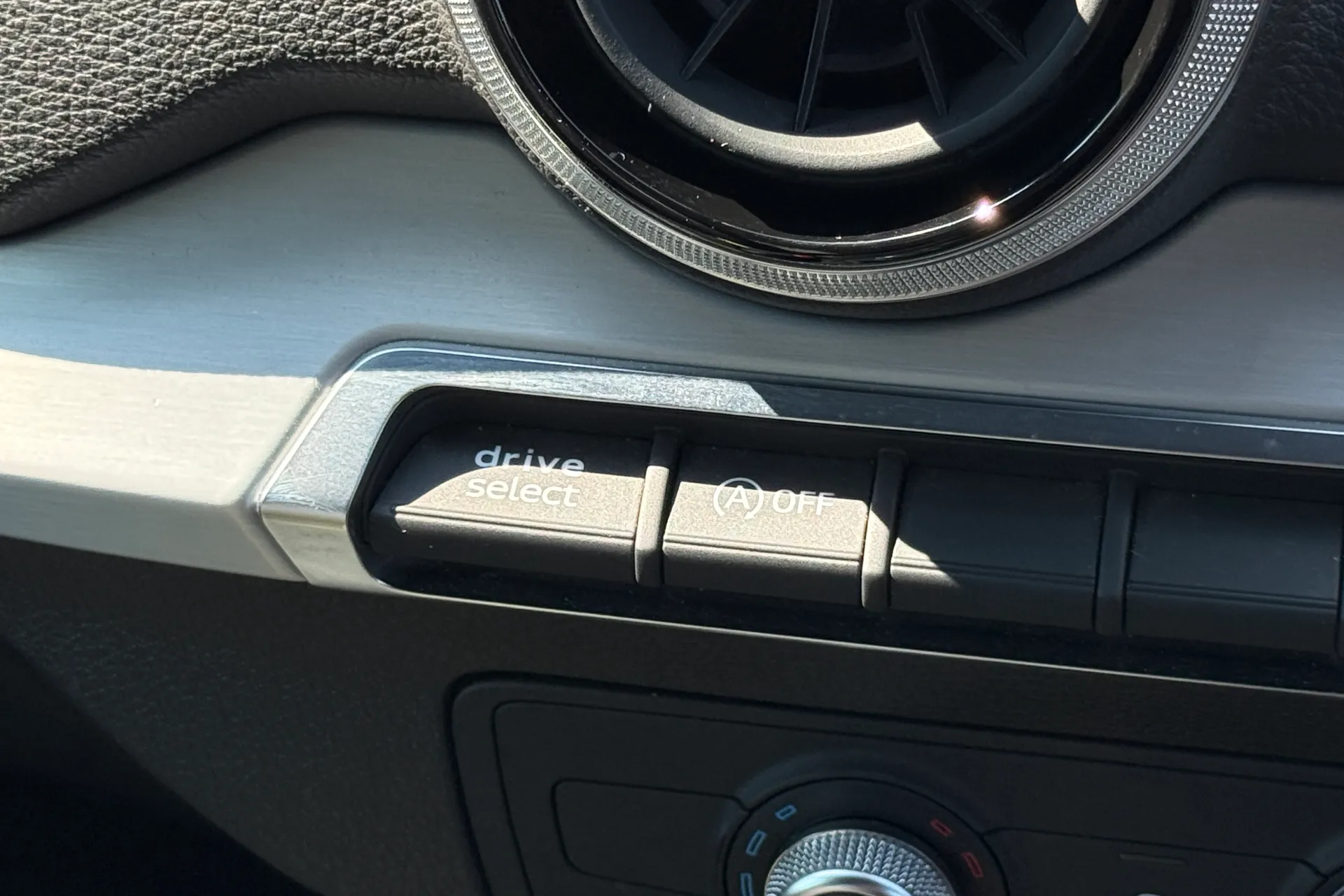 Audi Q2 thumbnail image number 15