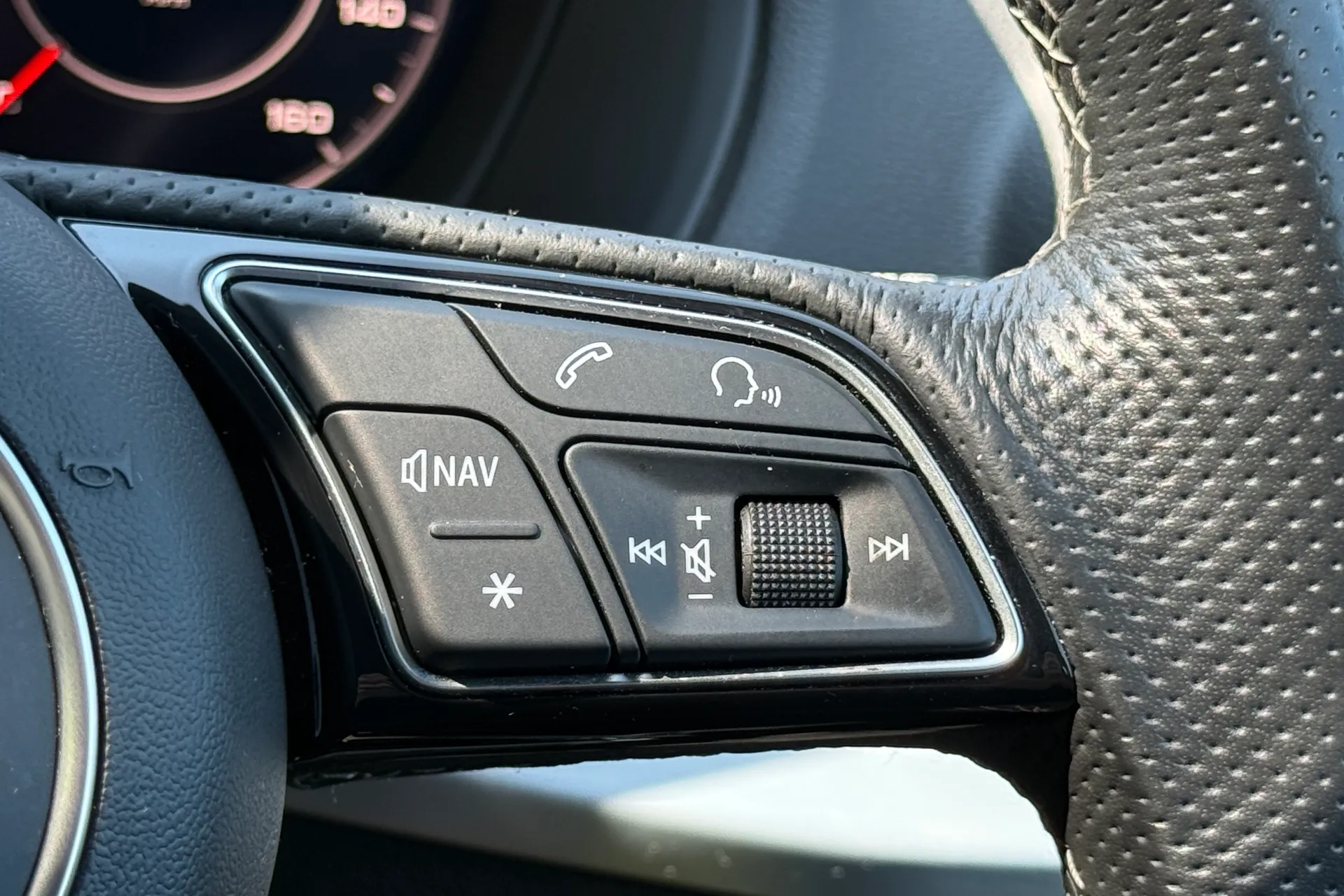 Audi Q2 thumbnail image number 8