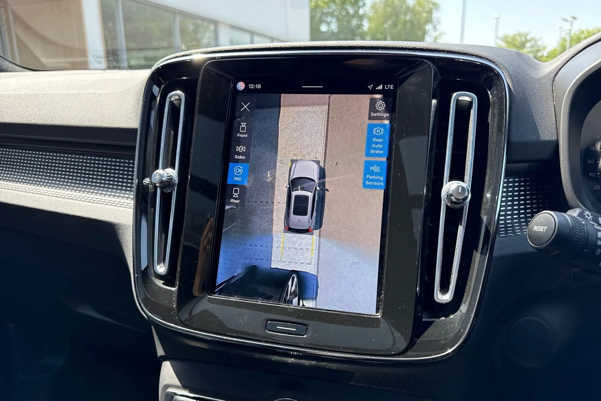 Volvo XC40 thumbnail image number 4