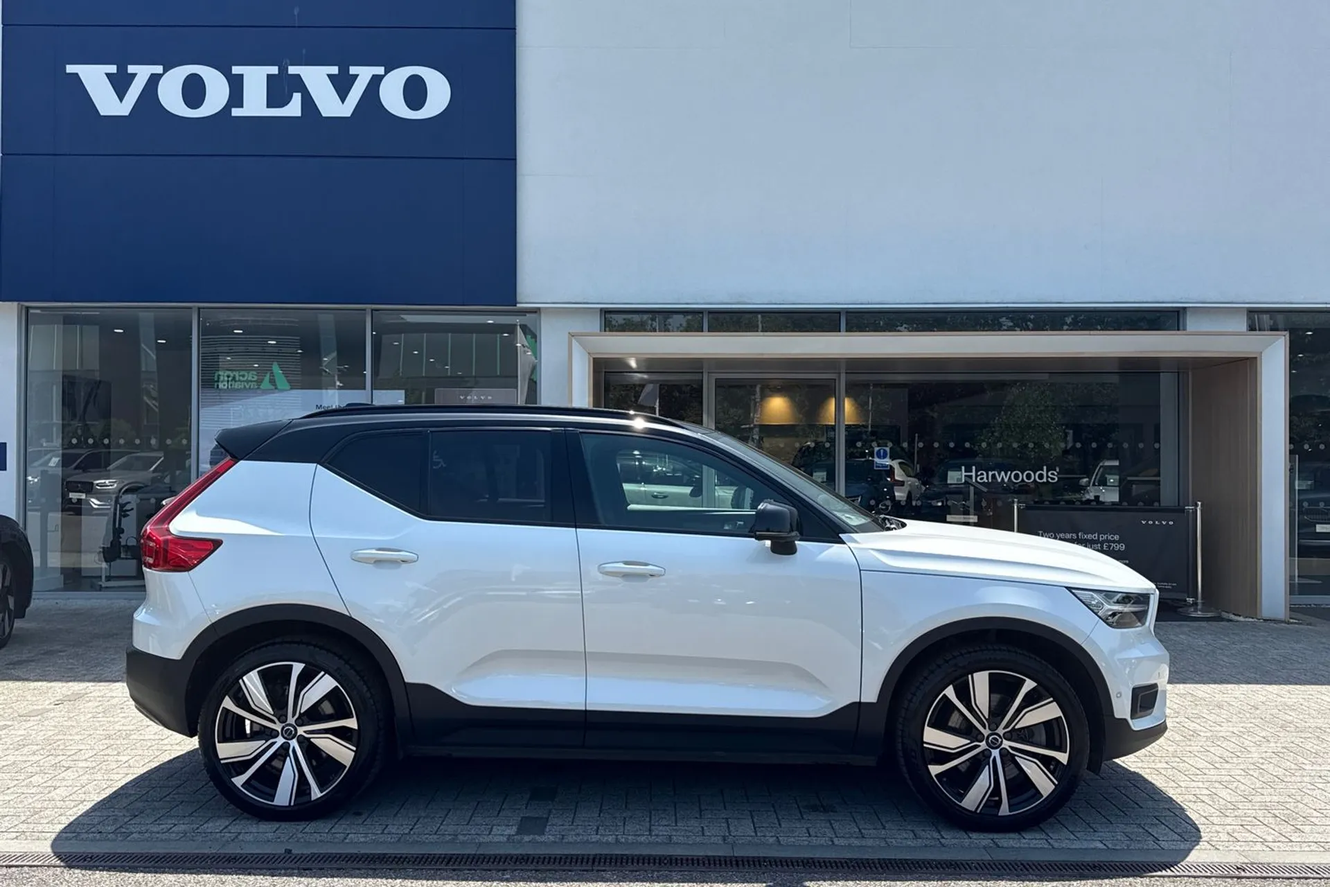 Volvo XC40 thumbnail image number 2