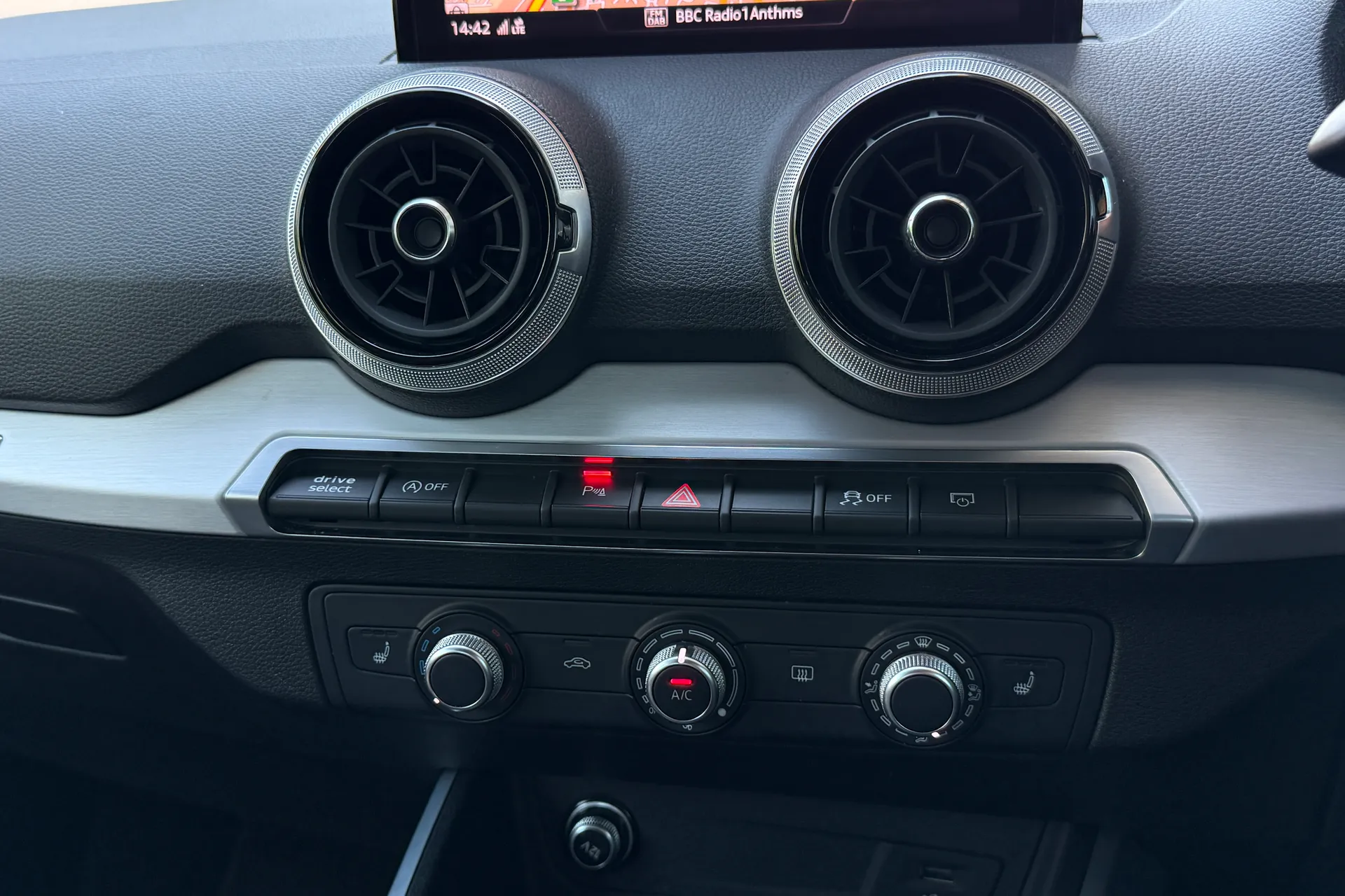 Audi Q2 thumbnail image number 25