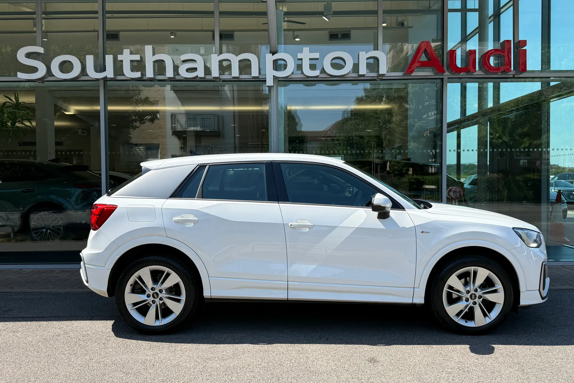Audi Q2 thumbnail image number 2