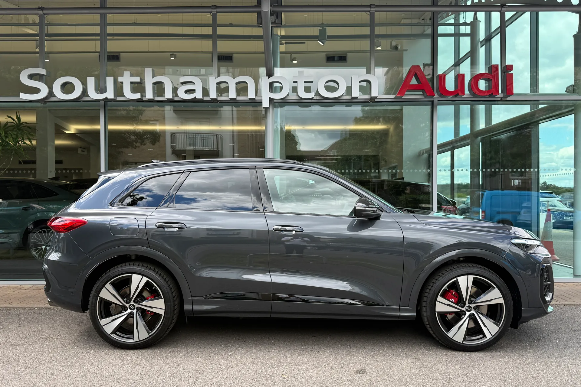 Audi Q5 thumbnail image number 2