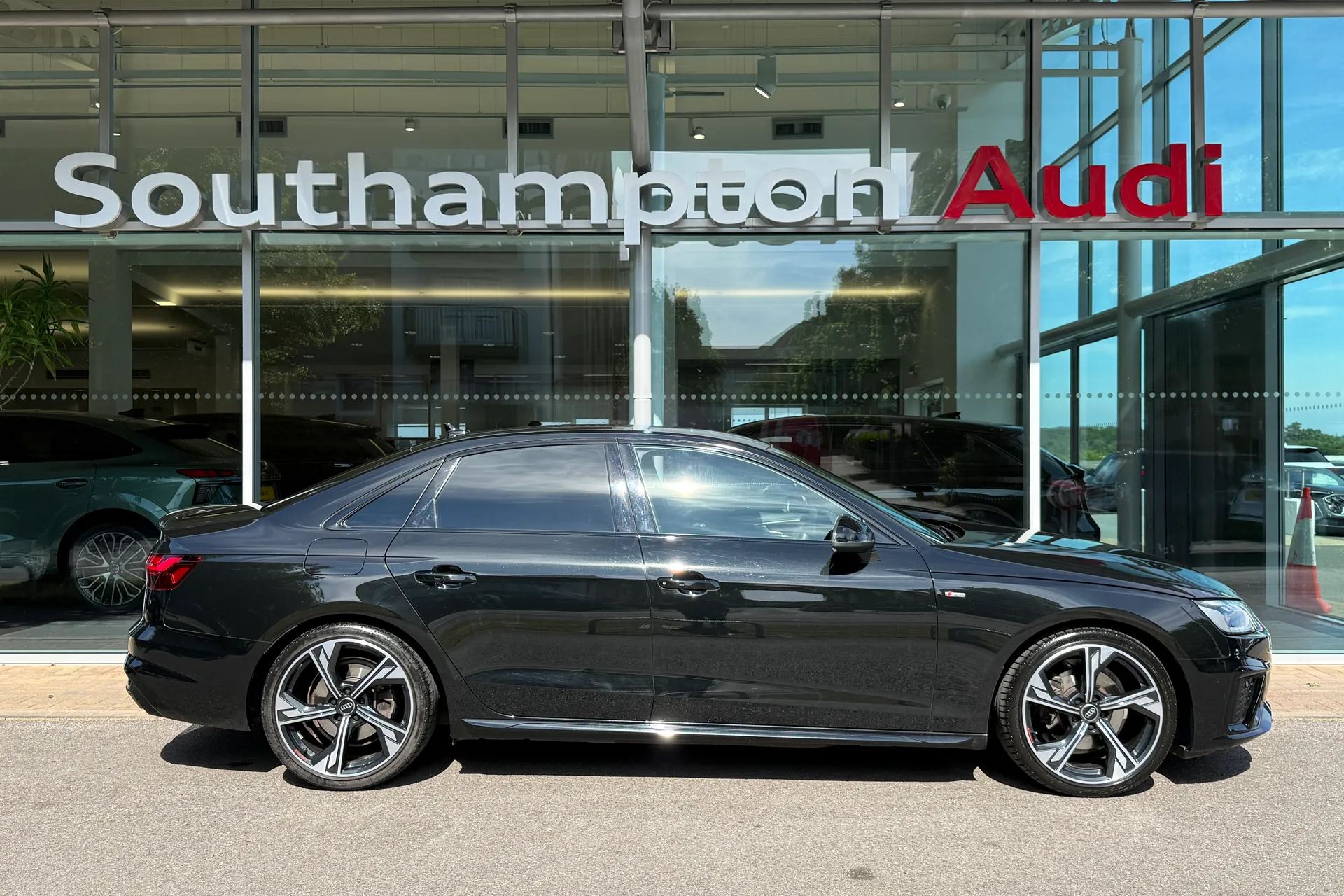 Audi A4 thumbnail image number 2