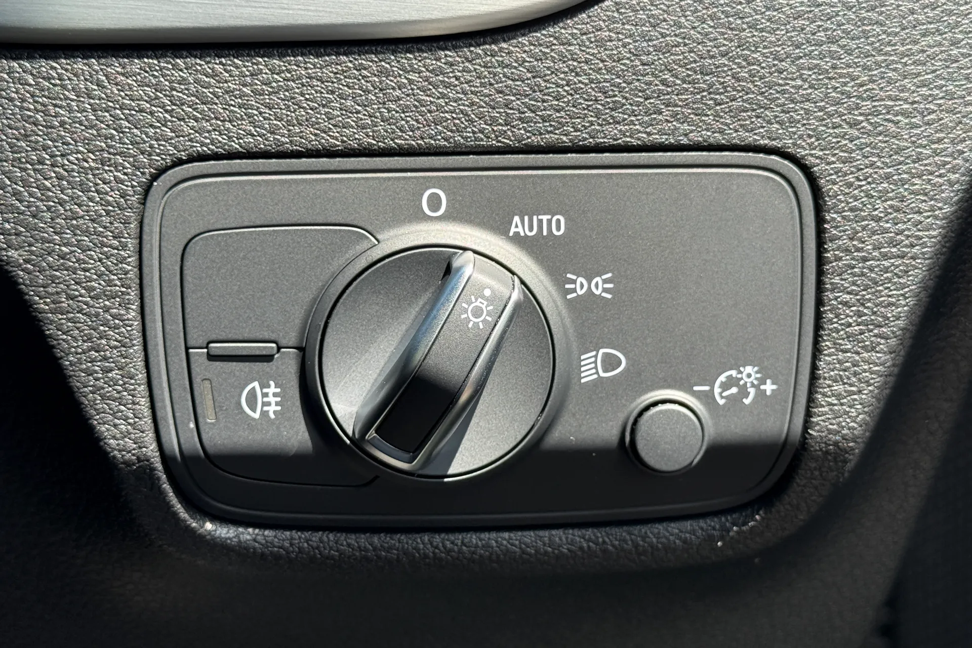 Audi Q2 thumbnail image number 19