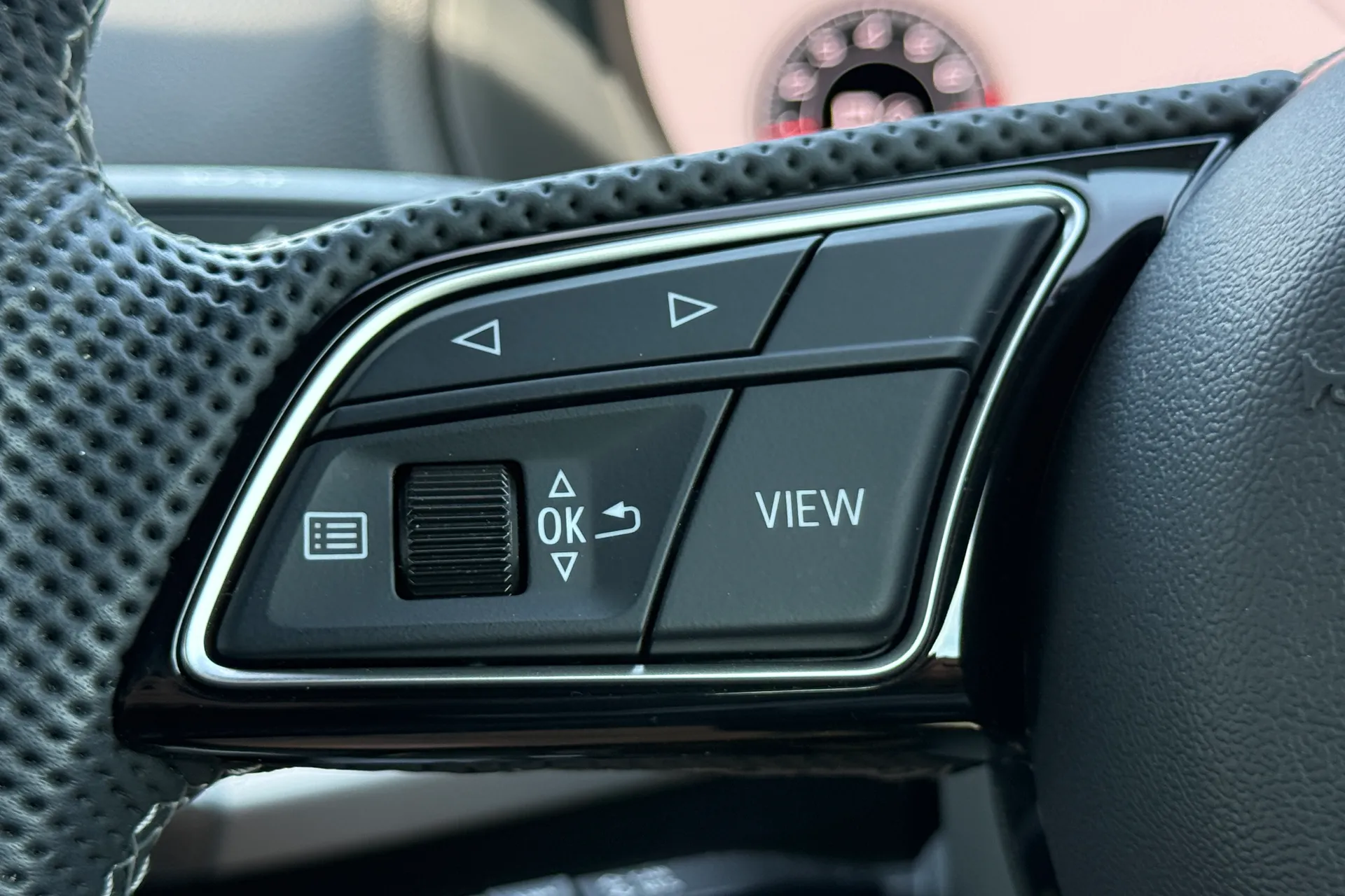 Audi Q2 thumbnail image number 17