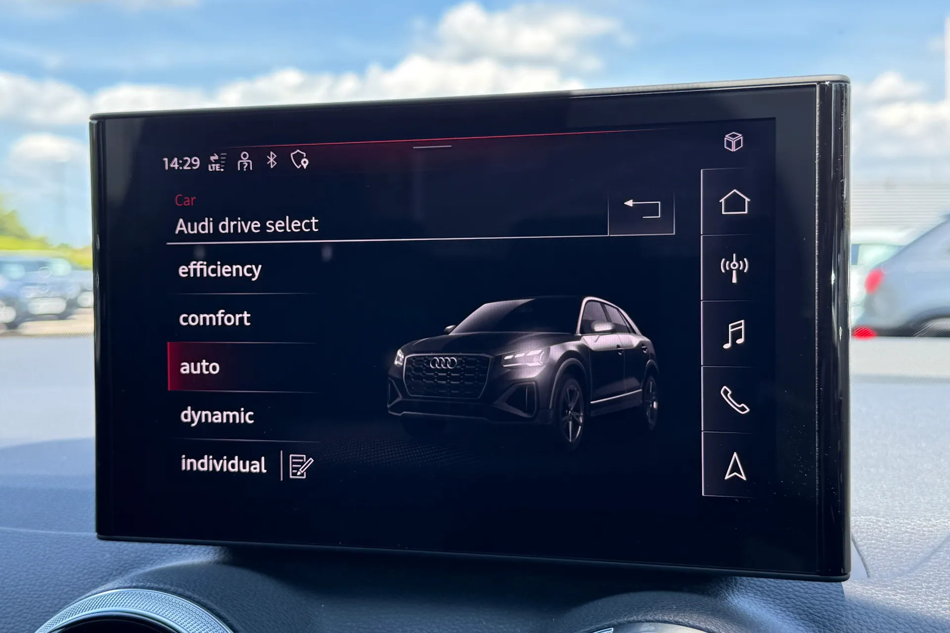 Audi Q2 thumbnail image number 8