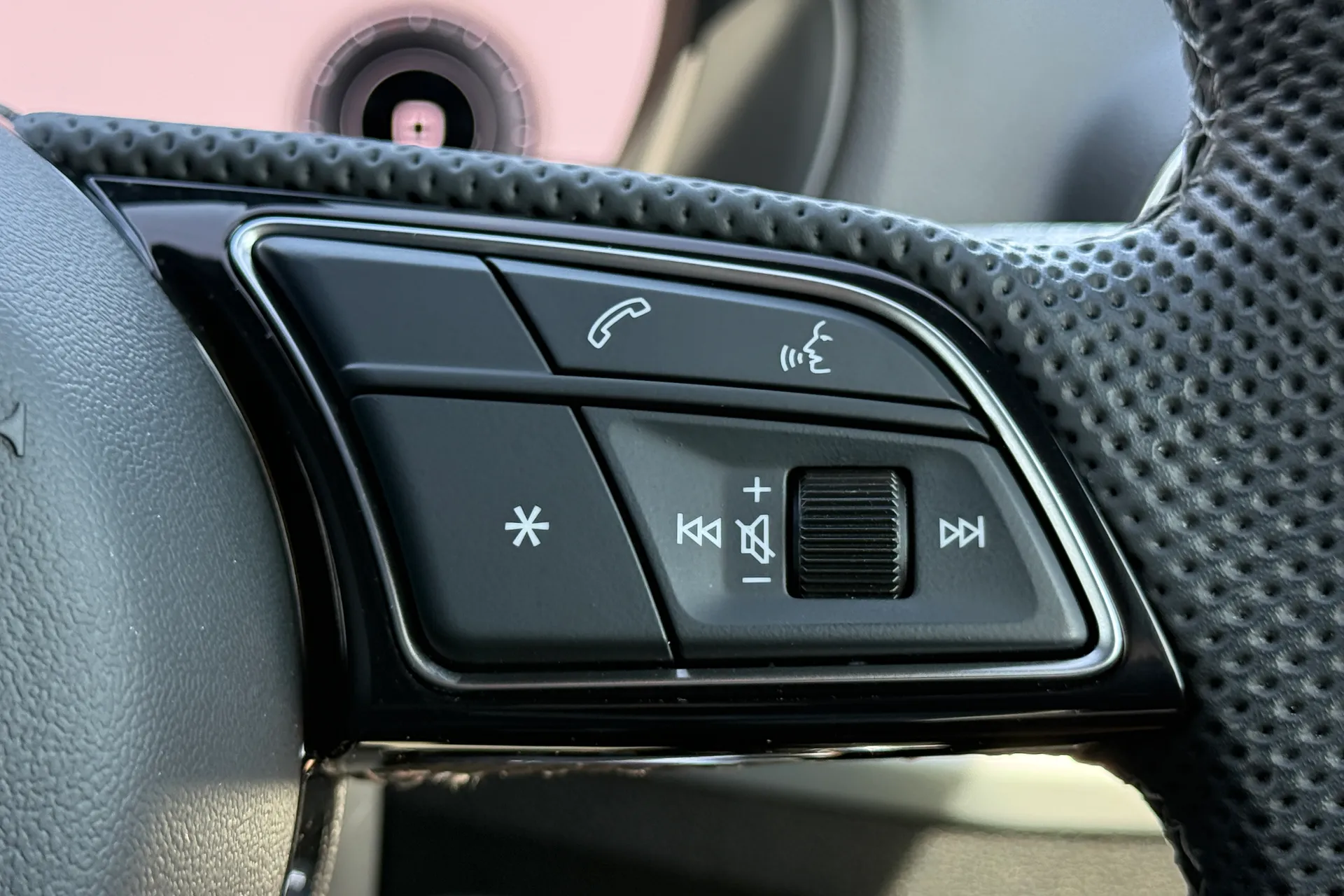 Audi Q2 thumbnail image number 18
