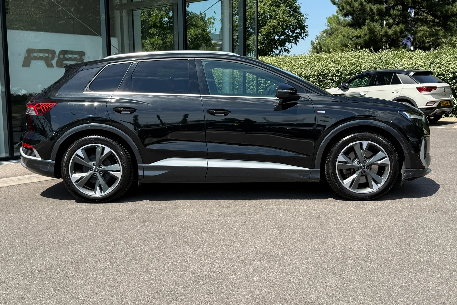 Audi Q4 thumbnail image number 2