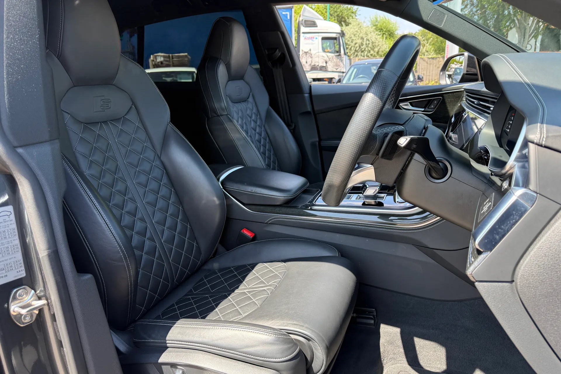 Audi Q8 thumbnail image number 31