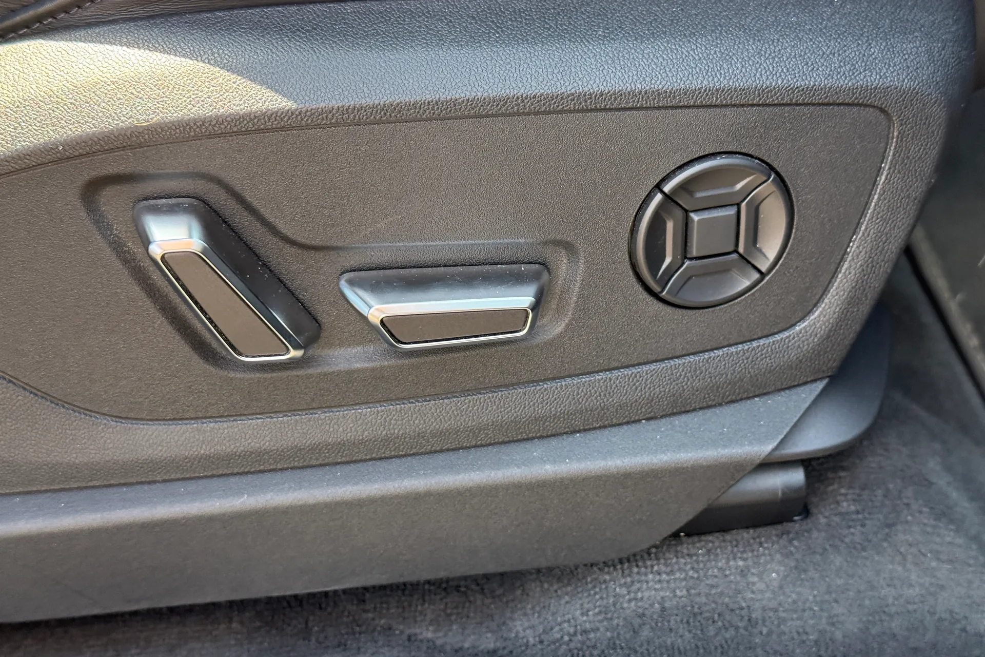 Audi e-tron thumbnail image number 34