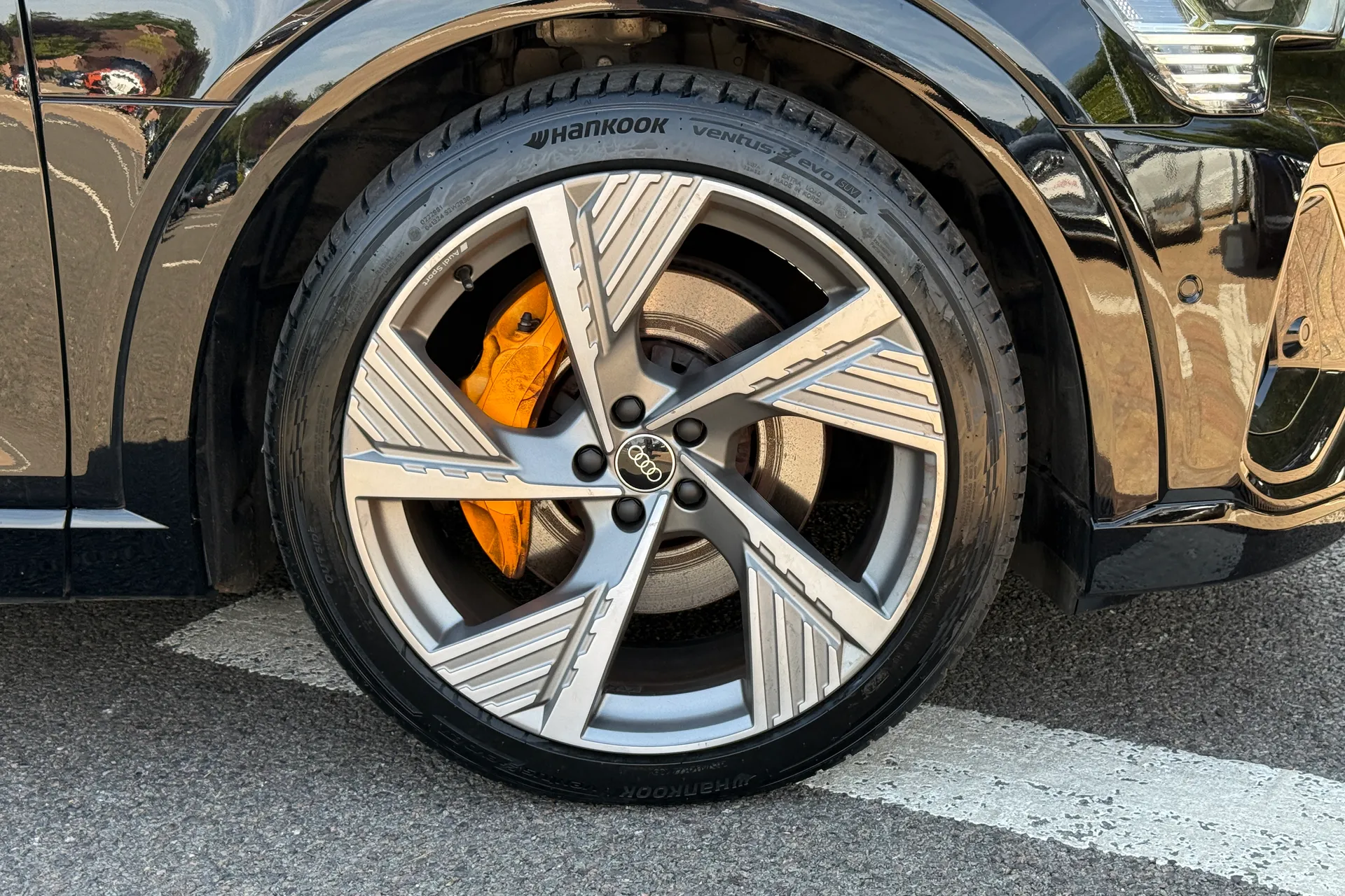 Audi e-tron thumbnail image number 36