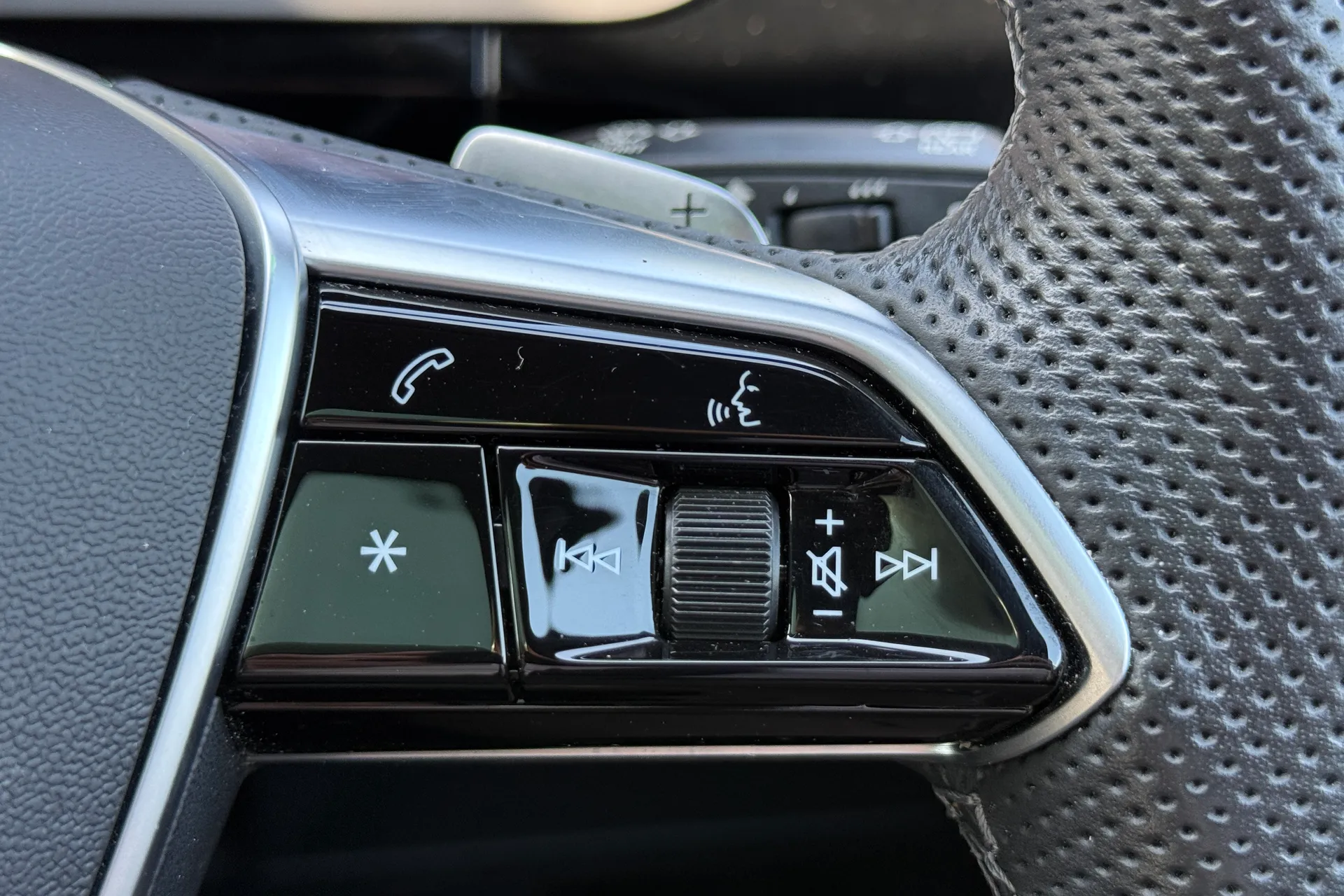 Audi e-tron thumbnail image number 24
