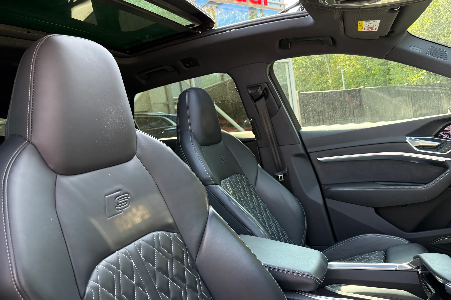 Audi e-tron thumbnail image number 32