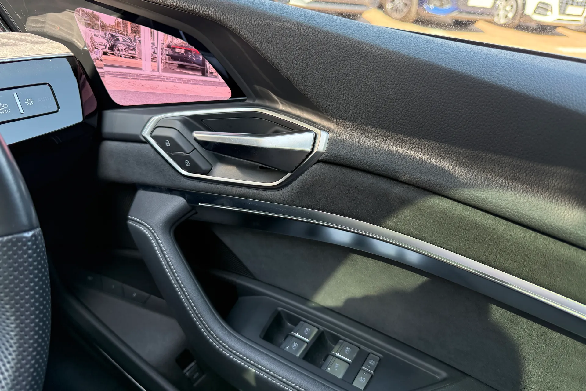 Audi e-tron thumbnail image number 22