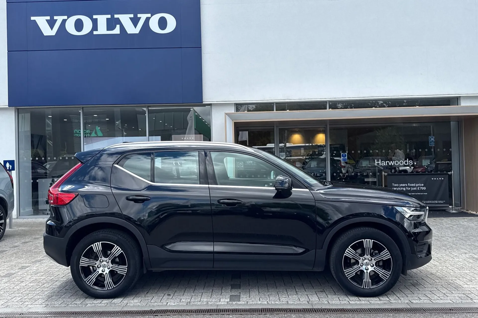 Volvo XC40 thumbnail image number 2