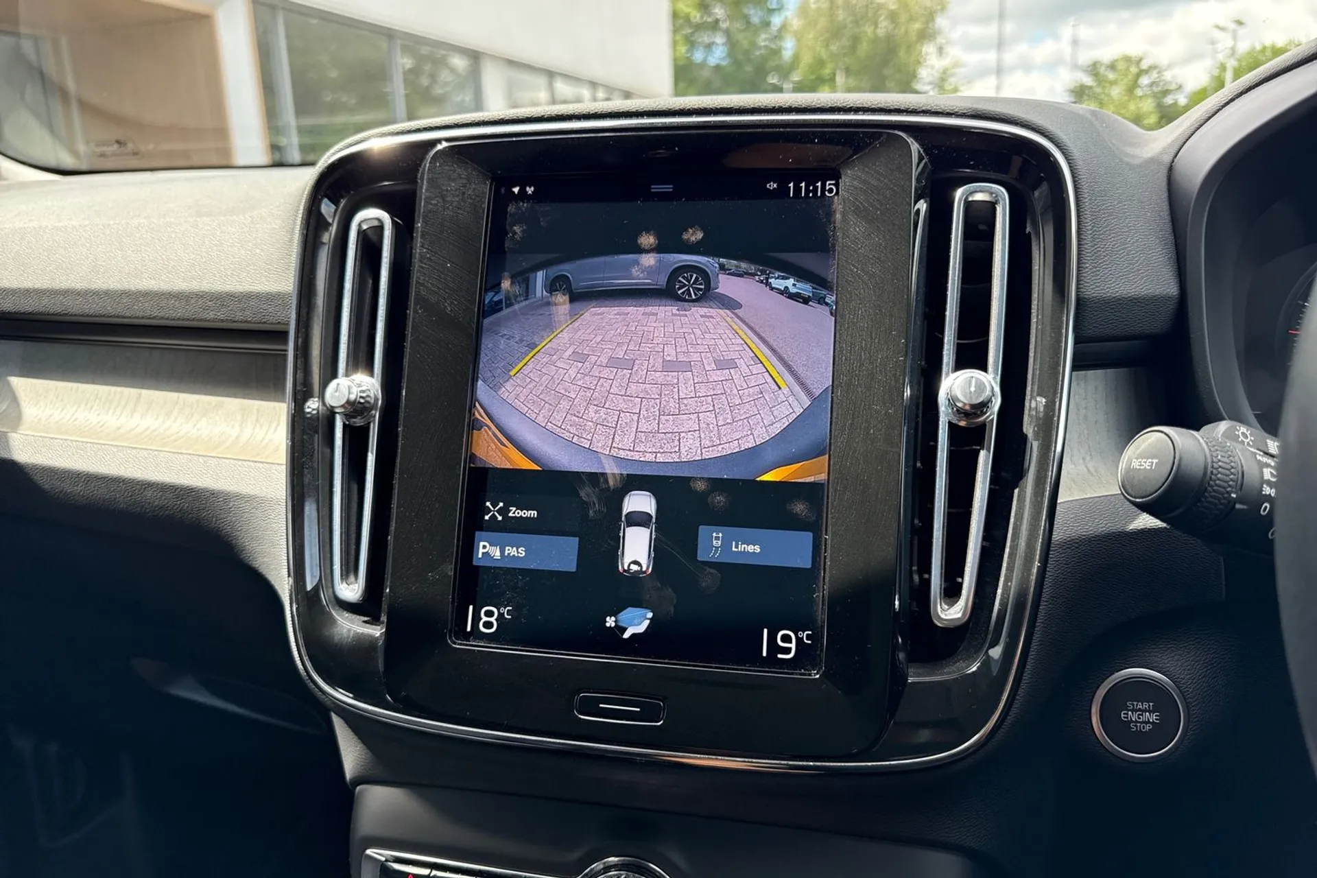 Volvo XC40 thumbnail image number 4
