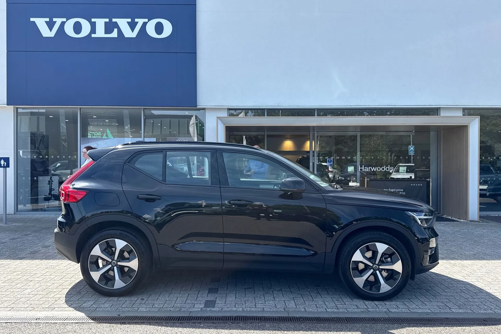 Volvo XC40 thumbnail image number 2