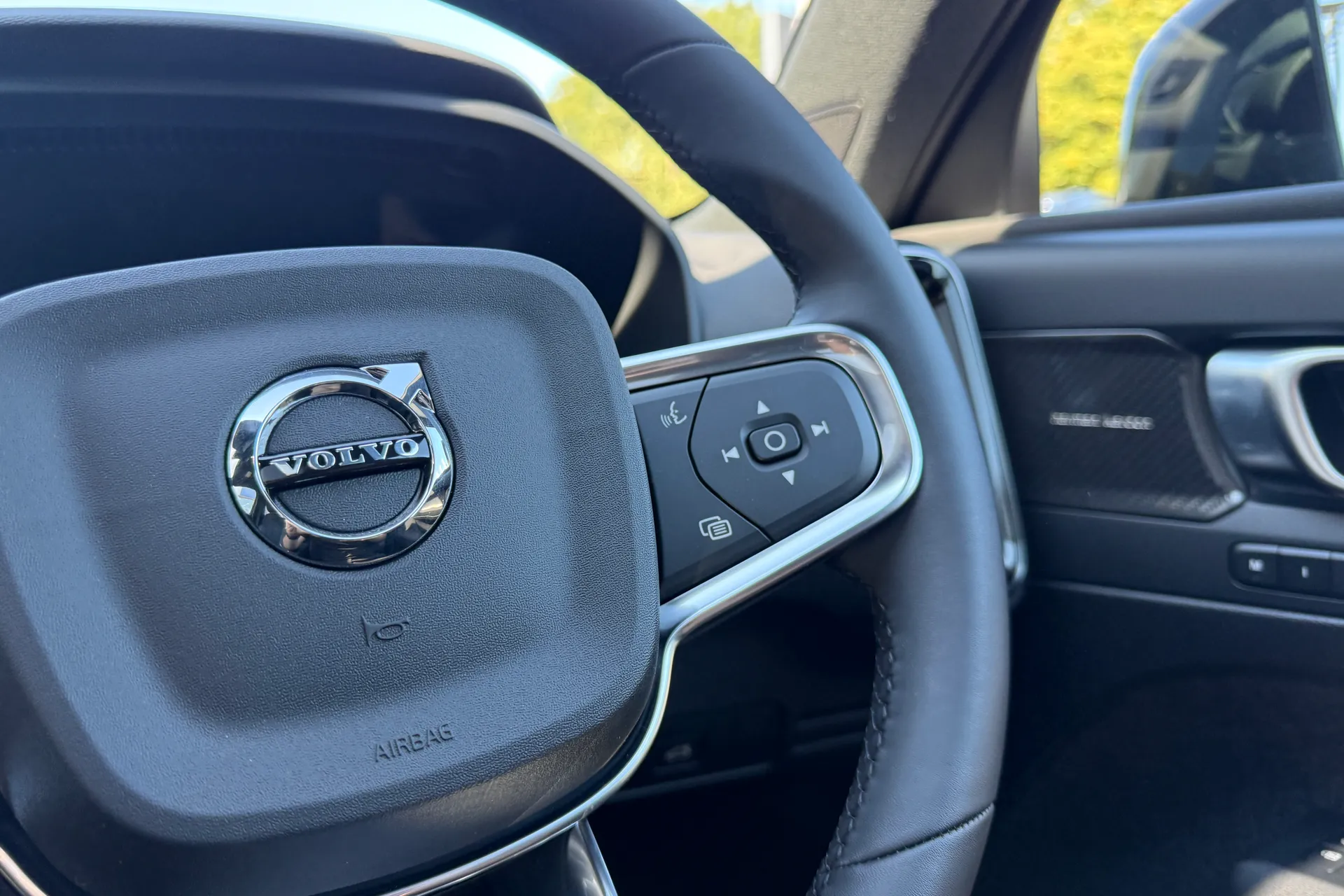 Volvo EX40 thumbnail image number 35